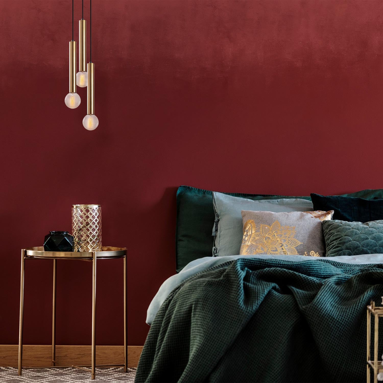 Entdecken Sie die Tempo Pendelleuchte von Opviq – ein eleganter Vintage-Kronleuchter, der jeden Raum mit Stil und Atmosphäre bereichert.