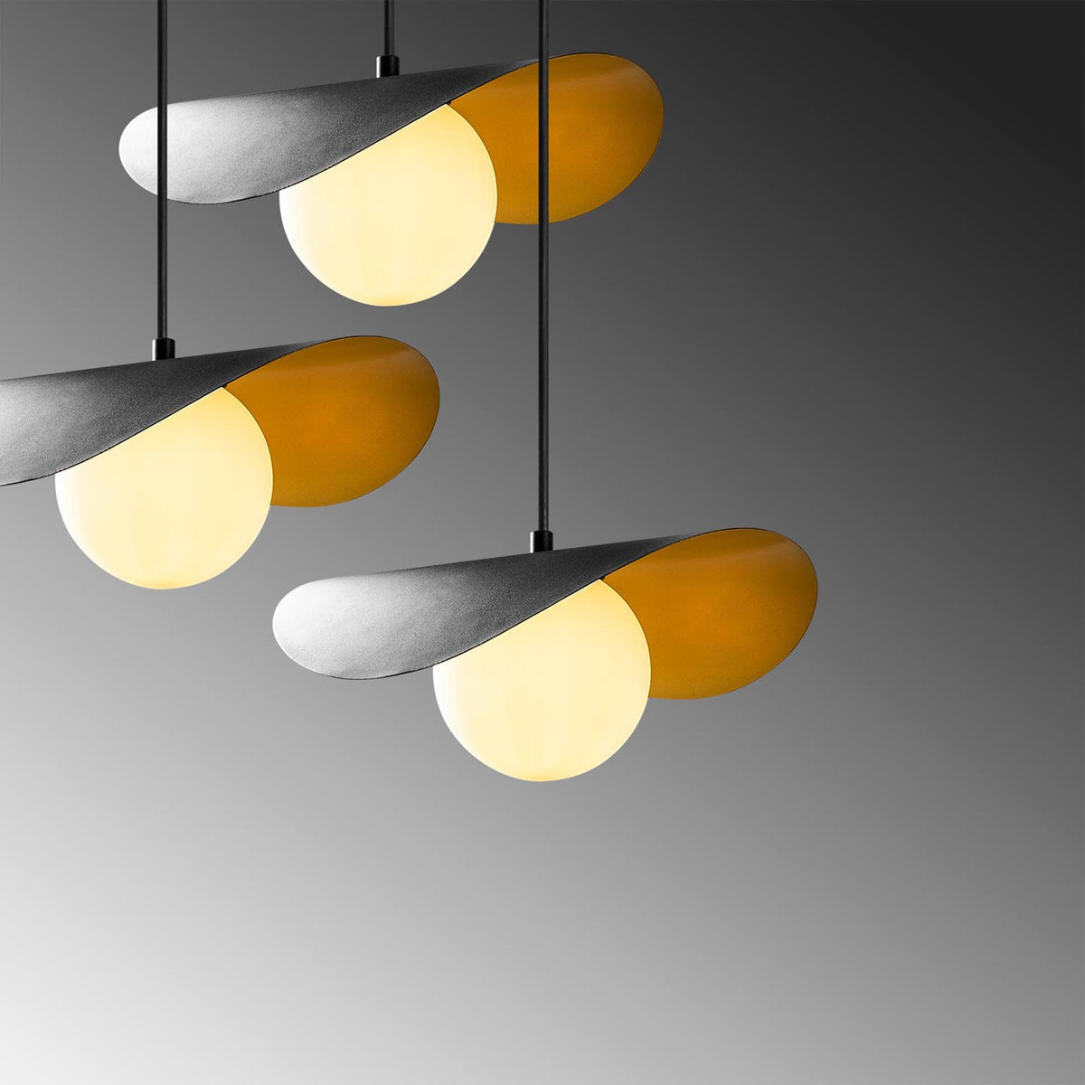 Vatoz Pendellampe - Schwarz in Schwarz präsentiert im Onlineshop von KAQTU Design AG. Pendelleuchte ist von Opviq