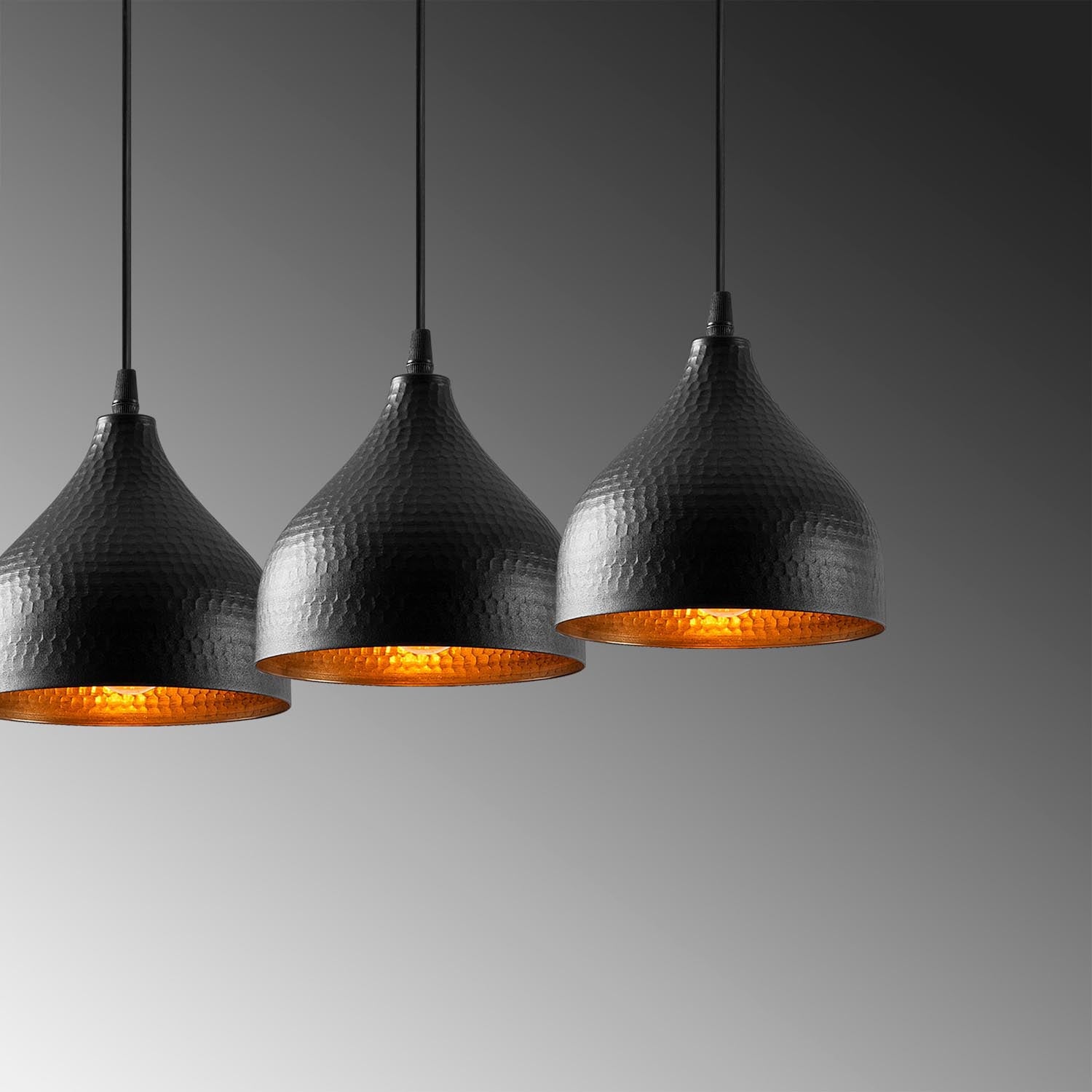 Entdecken Sie die Tattoo Pendelleuchte in Schwarz von Opviq – ein stilvolles Highlight für Ihr Zuhause, das modernes Design und Funktionalität vereint.