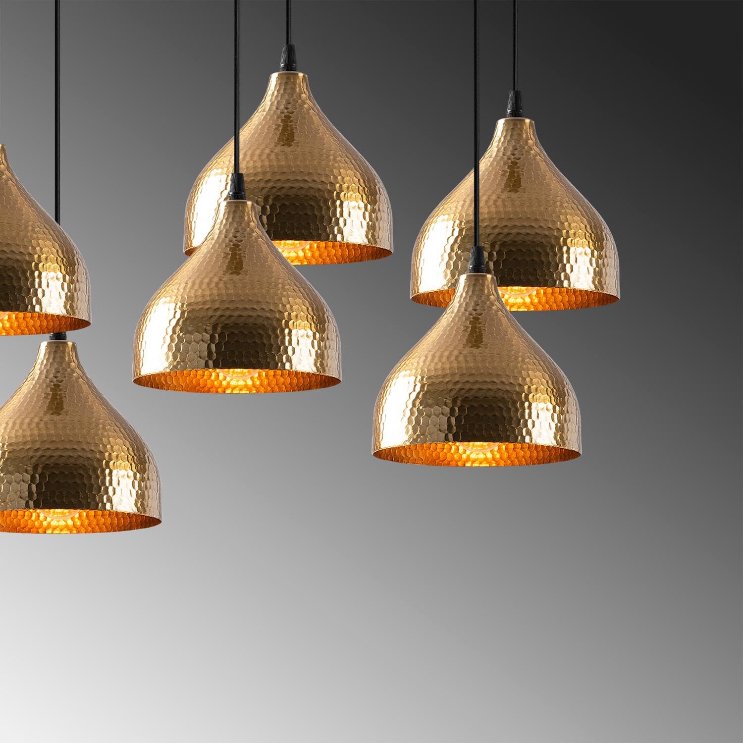 Erleben Sie die Tattoo Pendelleuchte von Opviq – ein zeitloses Vintage-Highlight, das mit seinem einzigartigen Design und warmem Licht jeden Raum in eine elegante Wohlfühloase verwandelt.