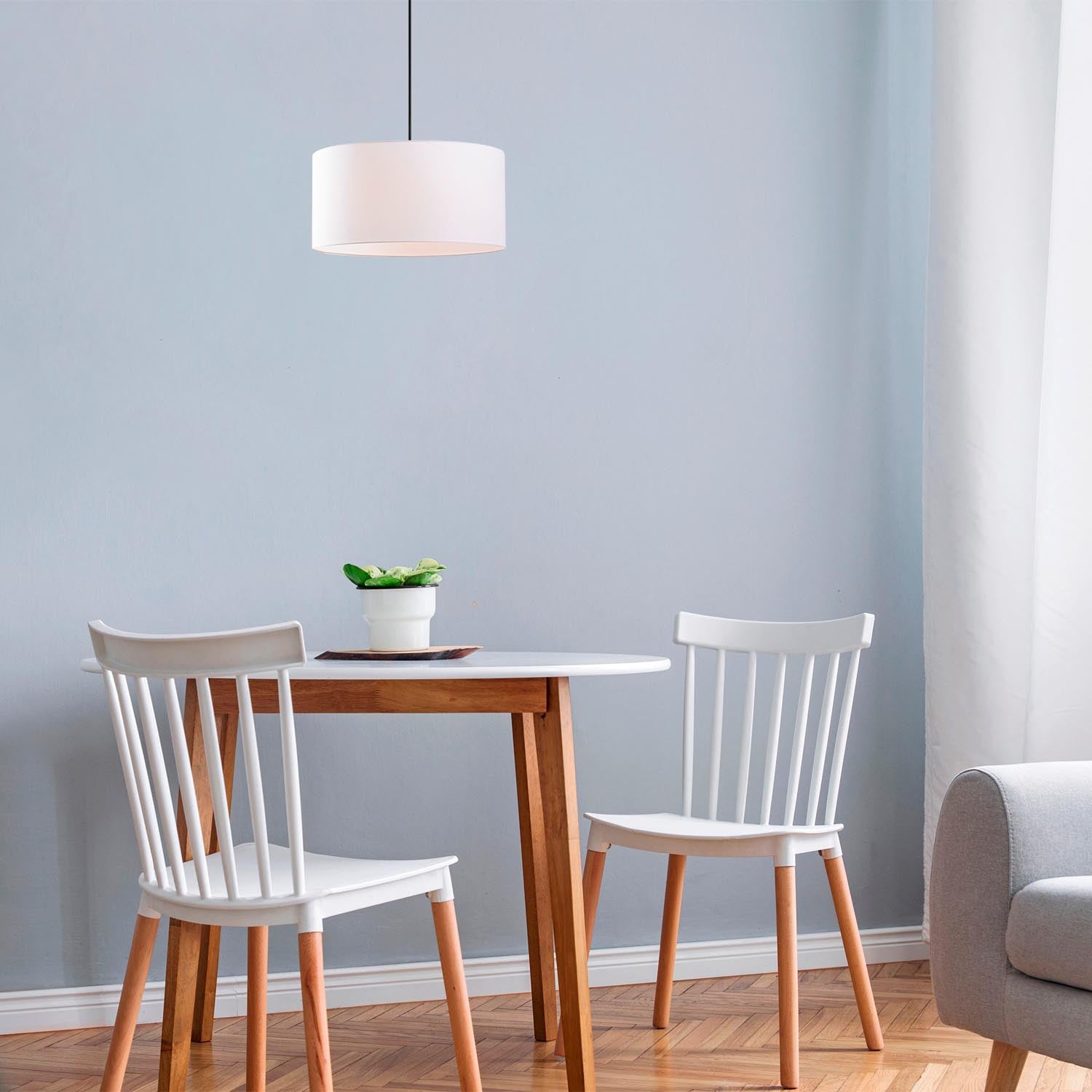 Entdecken Sie die stilvolle Abajur Pendelleuchte in Weiß von Opviq. Perfekt für moderne Räume, vereint sie Eleganz und Funktionalität.