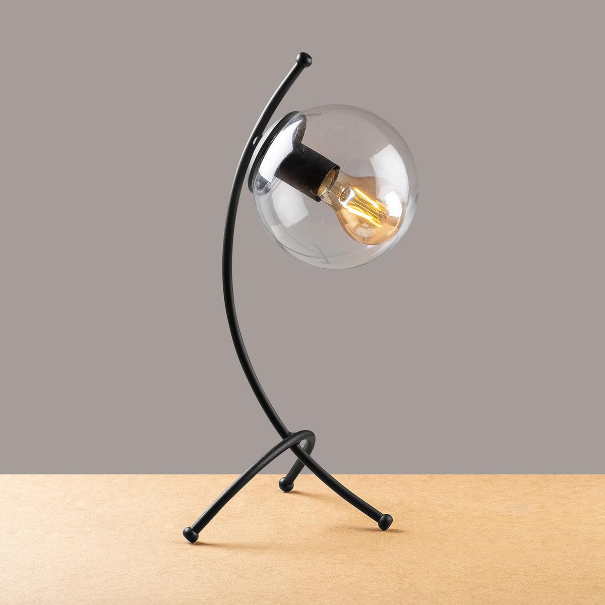 Yay Tischleuchte - Schwarz in Schwarz präsentiert im Onlineshop von KAQTU Design AG. Tischleuchte ist von Opviq