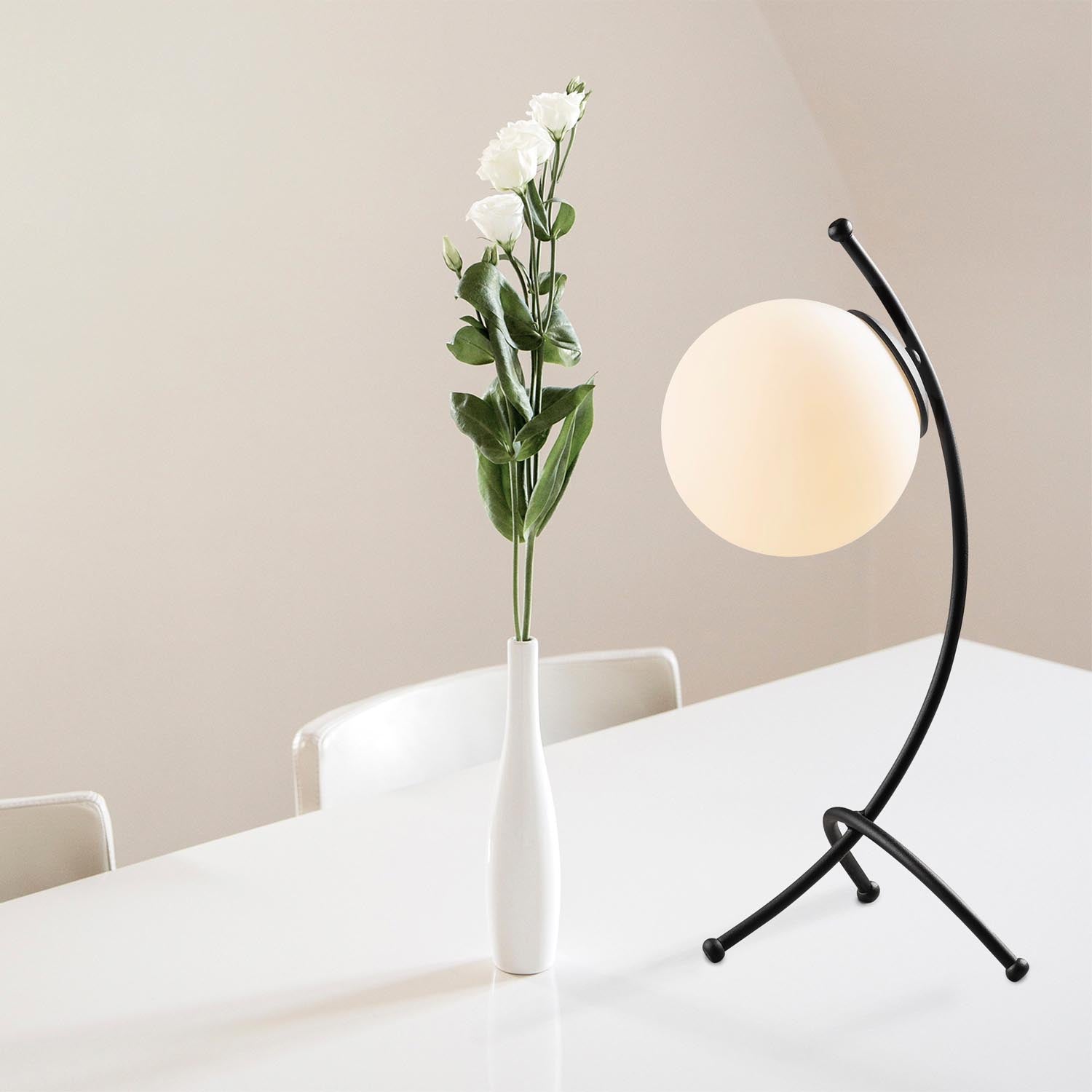 Elegante Yay Tischleuchte in Schwarz-Weiß von Opviq. Ideal für stilvolle Akzente und gemütliche Atmosphäre in jedem Raum.