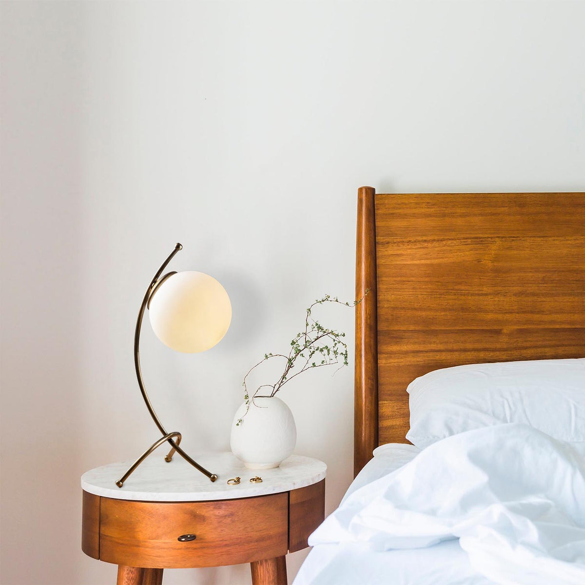 Yay Tischleuchte - Vintage Weiss in Vintage Weiss präsentiert im Onlineshop von KAQTU Design AG. Tischleuchte ist von Opviq