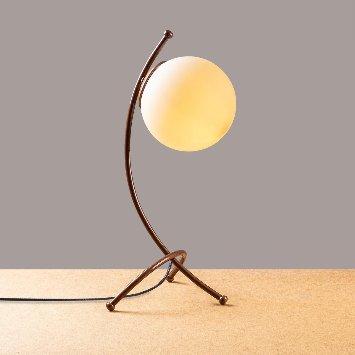 Yay Tischleuchte - Vintage Weiss in Vintage Weiss präsentiert im Onlineshop von KAQTU Design AG. Tischleuchte ist von Opviq