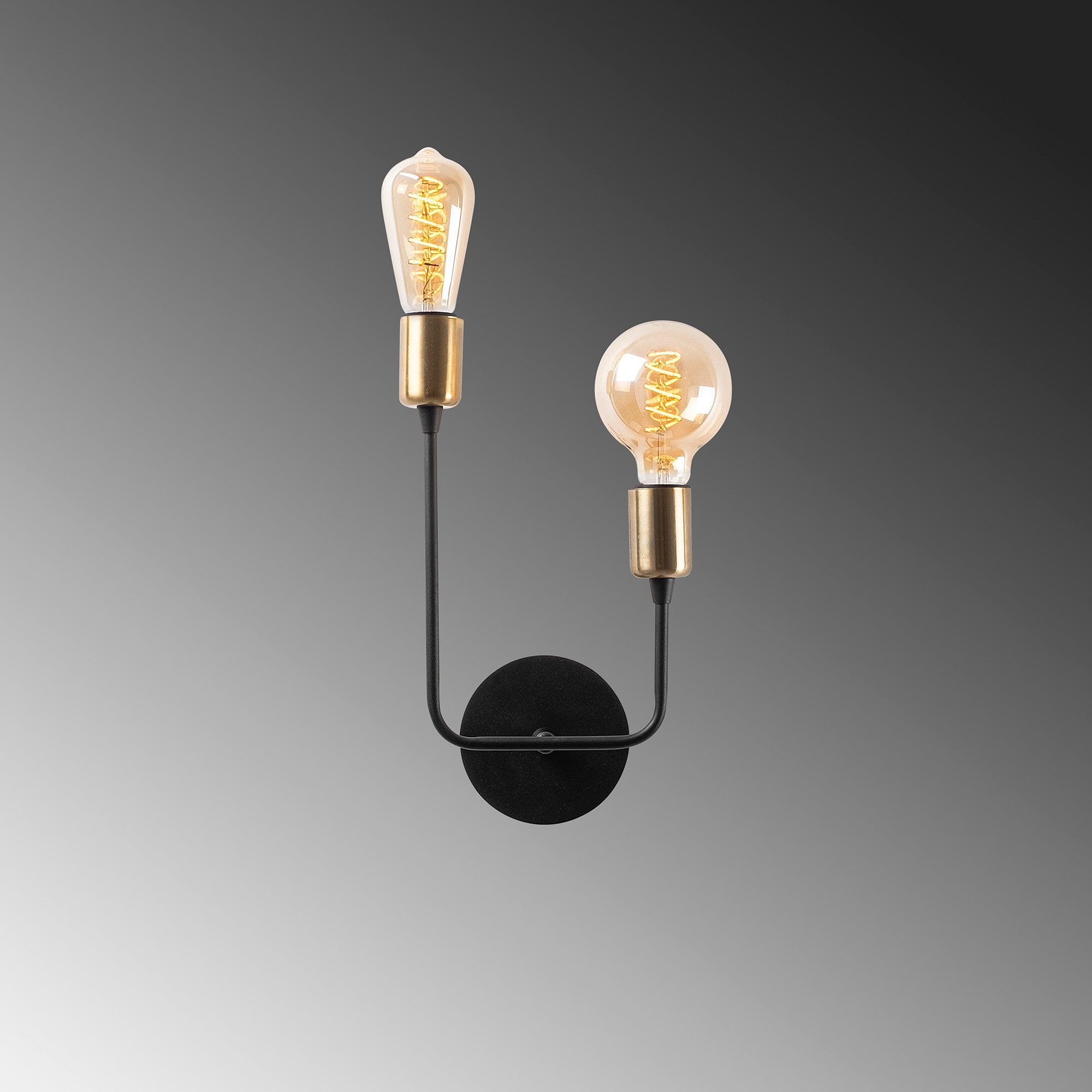 Erleben Sie die Dolma Wandleuchte in Schwarz von Opviq – ein zeitloses Design, das mit seiner schlichten Eleganz und sanften Beleuchtung eine einladende Atmosphäre schafft.