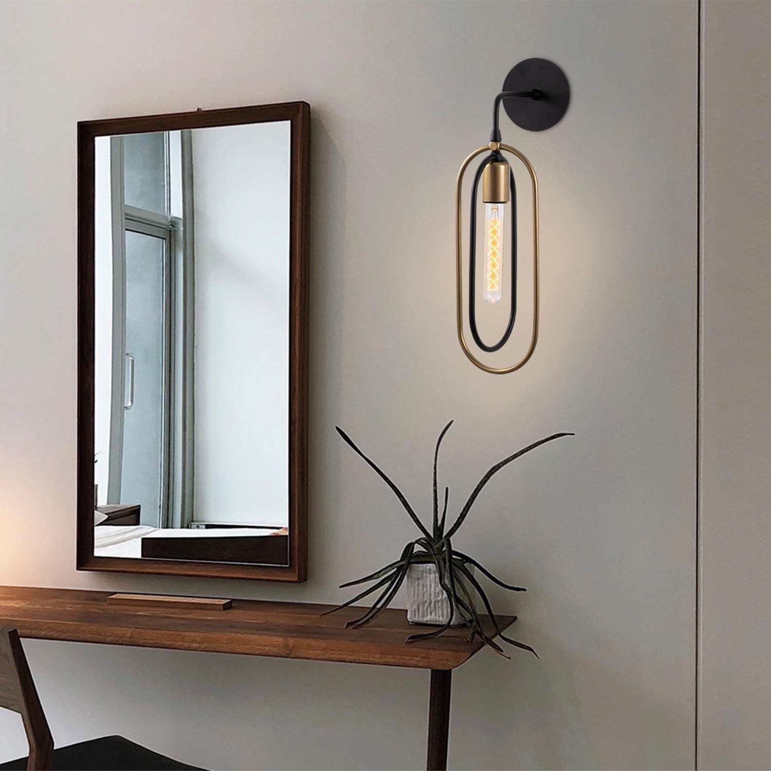 Entdecken Sie die Cerco Wandleuchte in Schwarz Gold von Opviq – eine stilvolle Beleuchtung, die Eleganz und Funktionalität vereint.