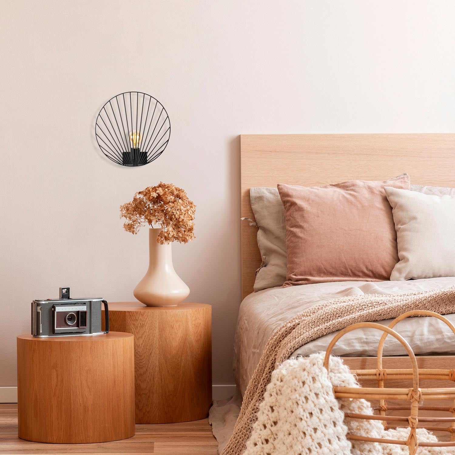 Entdecken Sie die Byisoo Wandleuchte in Schwarz von Opviq – eine stilvolle Kombination aus modernem Design und industriellem Charme für Ihr Zuhause.