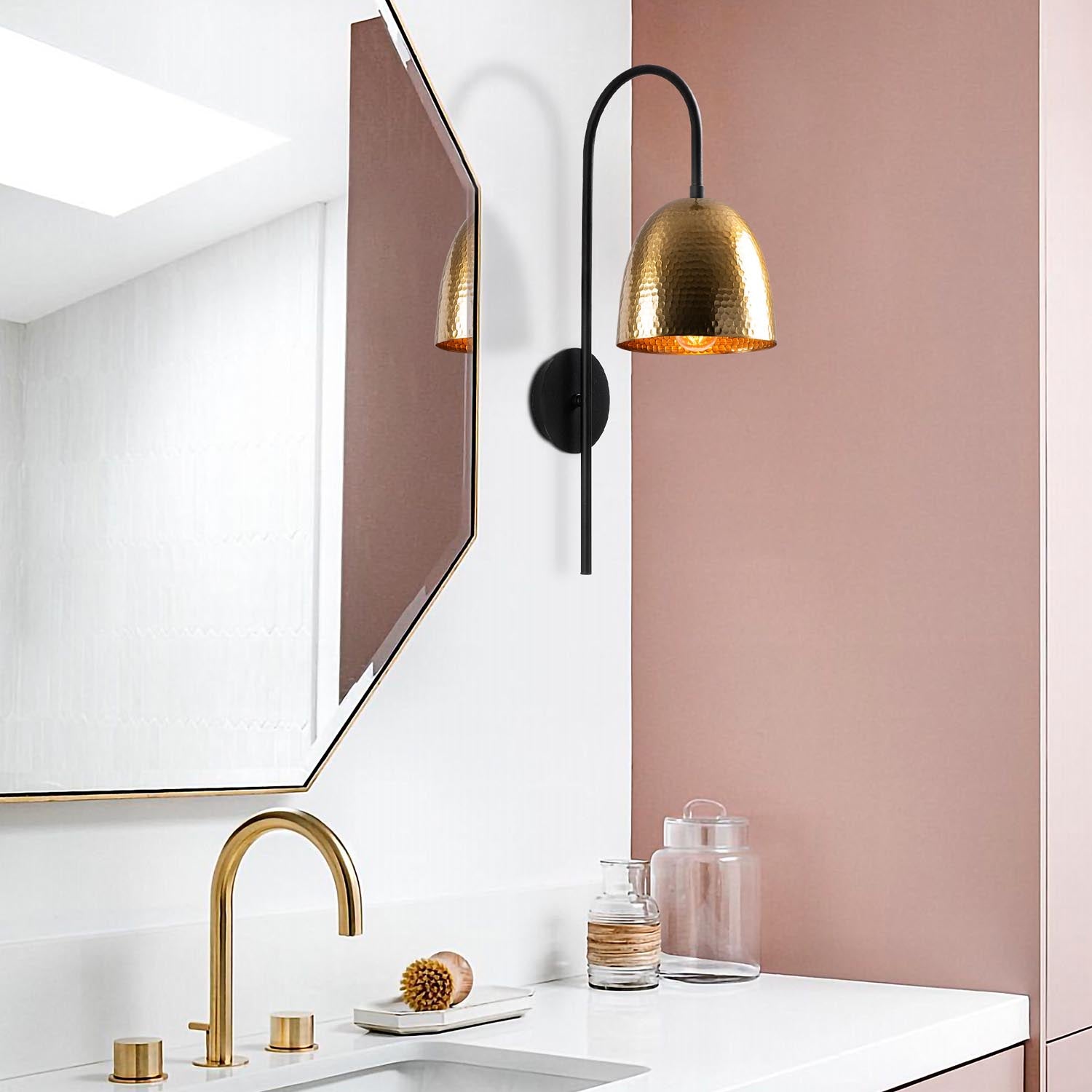 Entdecken Sie die elegante Tattoo Wandleuchte in Schwarz Vintage von Opviq. Perfekte Beleuchtung für jeden Raum, die Stil und Wärme vereint.