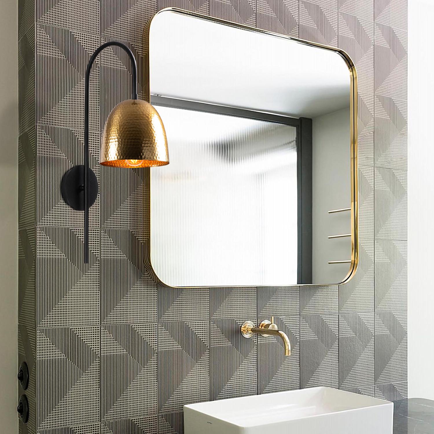 Verleihen Sie Ihrem Zuhause mit der Tattoo Wandleuchte von Opviq in Schwarz Vintage einen stilvollen Akzent. Ideal für gemütliche Atmosphäre.