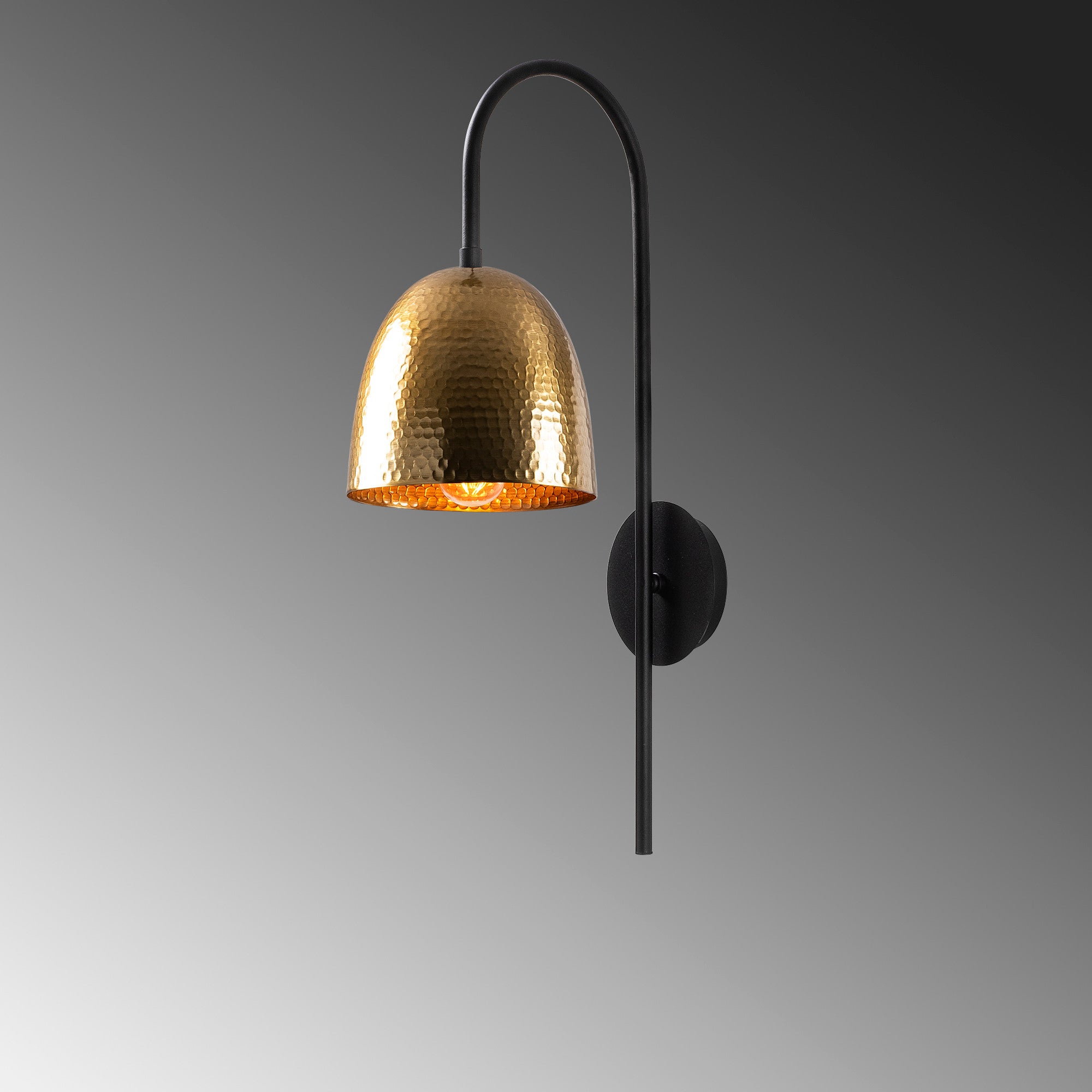 Entdecken Sie die Tattoo Wandleuchte von Opviq in Schwarz Vintage – ein stilvolles Lichtdesign, das jedem Raum Charakter und Gemütlichkeit verleiht.