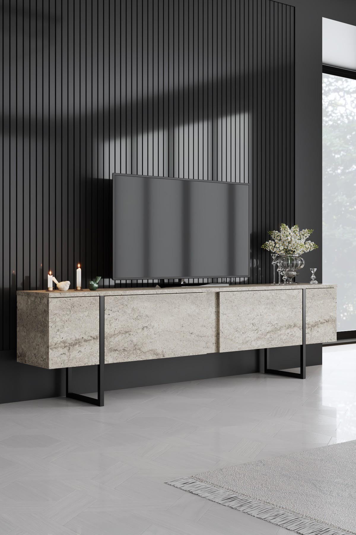 Entdecken Sie den eleganten TV-Stand Luxe - Travertine, Black von Hanah Home. Stilvolles Design, robuste Materialien und vielseitige Funktionalität für Ihr Wohnzimmer.