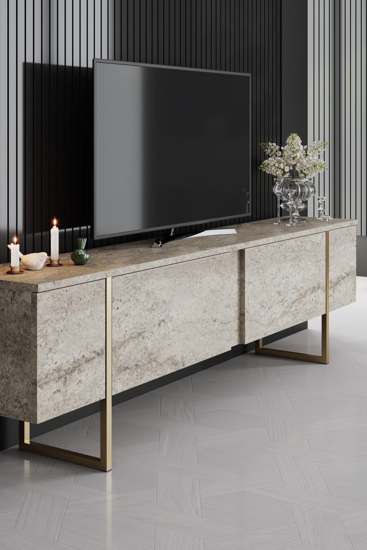 Verleihen Sie Ihrem Wohnzimmer mit dem Luxe TV-Stand in Travertin und Gold von Hanah Home einen Hauch von Luxus und Stil.