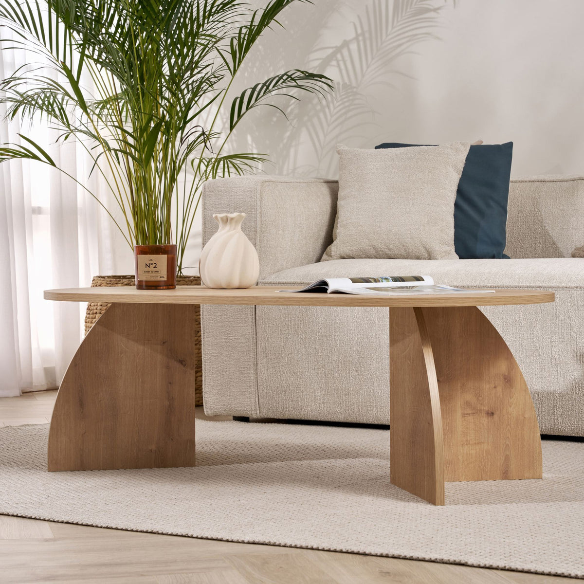 Rechteckiger Couchtisch Melina in Saphir-Eiche aus melaminbeschichteter Spanplatte, schlichtes Design mit klaren Linien und vier Beinen.