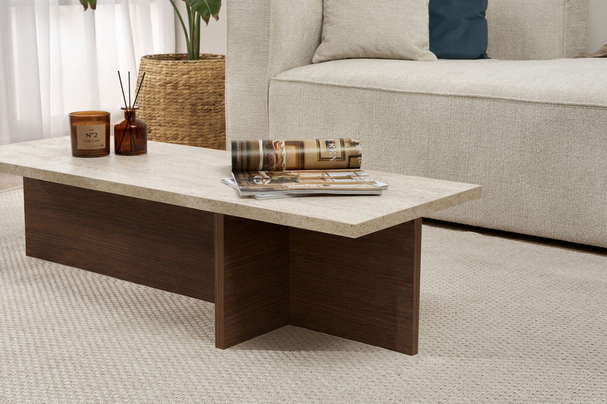 Rechteckiger Couchtisch mit Platte in Travertin-Optik und Untergestell in Milano-Walnuss, schlanke Form, 120 x 45 x 30 cm.