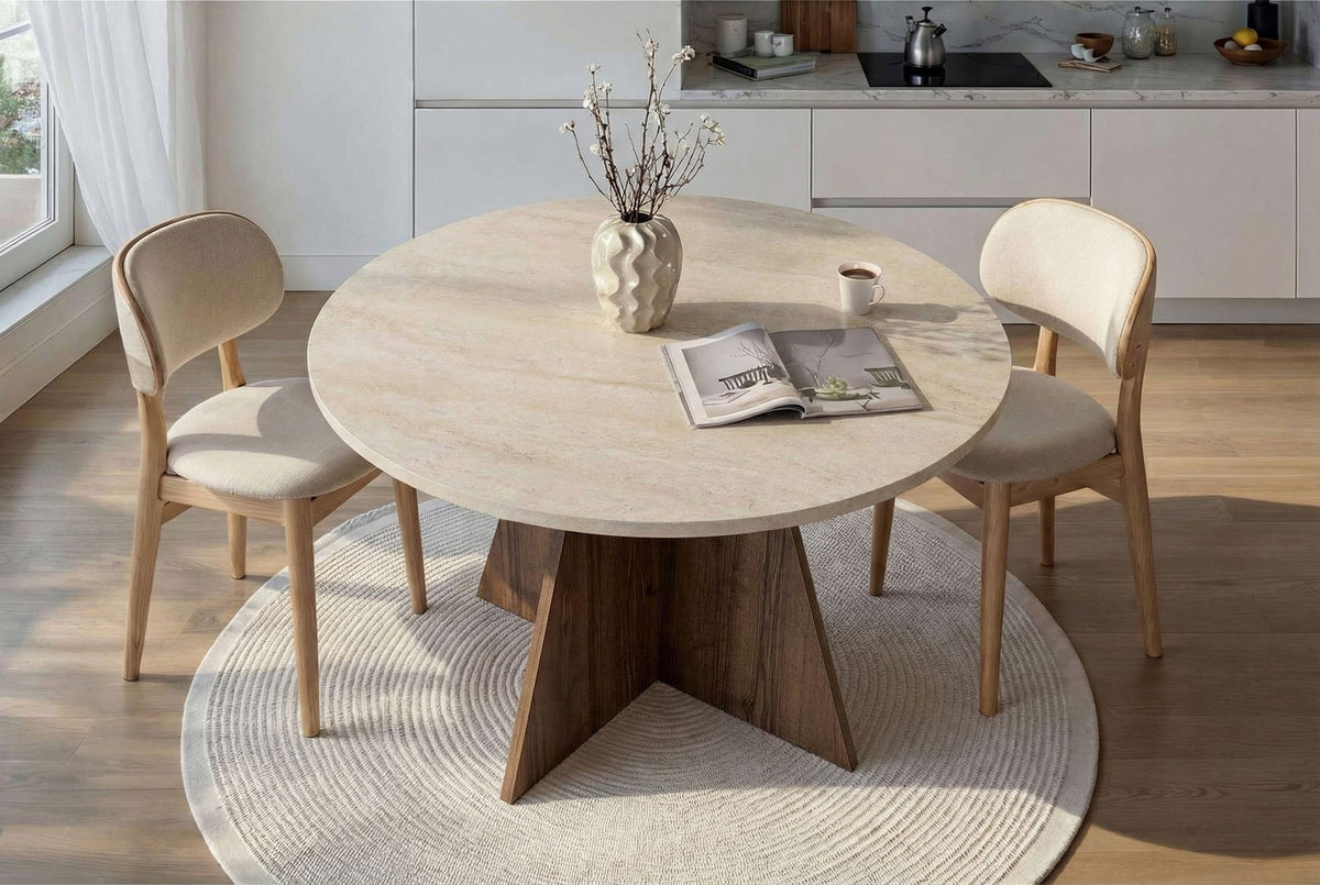 Quadratischer Esstisch mit Tischplatte in Travertin-Optik und Gestell in Venezia-Nussbaum-Farbe, Masse 120 x 120 x 75 cm.