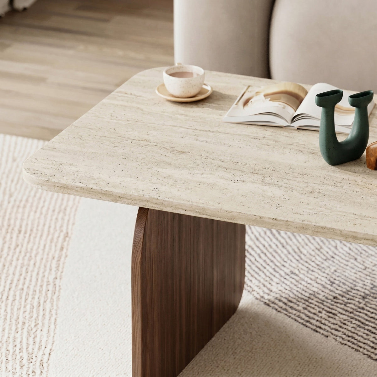 Couchtisch Pietra von Nordure in Travertin-Optik und Milano-Nussbaum-Dekor, rechteckige Form, aus melaminbeschichteter Spanplatte gefertigt.