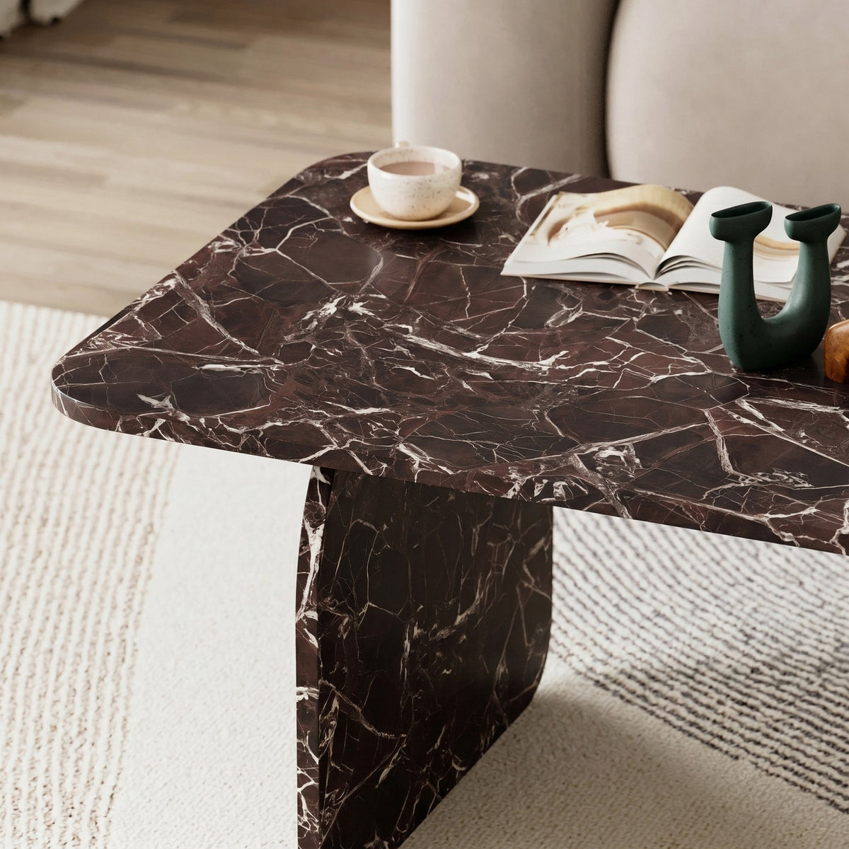 Rechteckiger Couchtisch mit marmorähnlicher, brauner Oberfläche aus melaminbeschichteter Spanplatte, schlichtes modernes Design, Grösse 100x60x42 cm.
