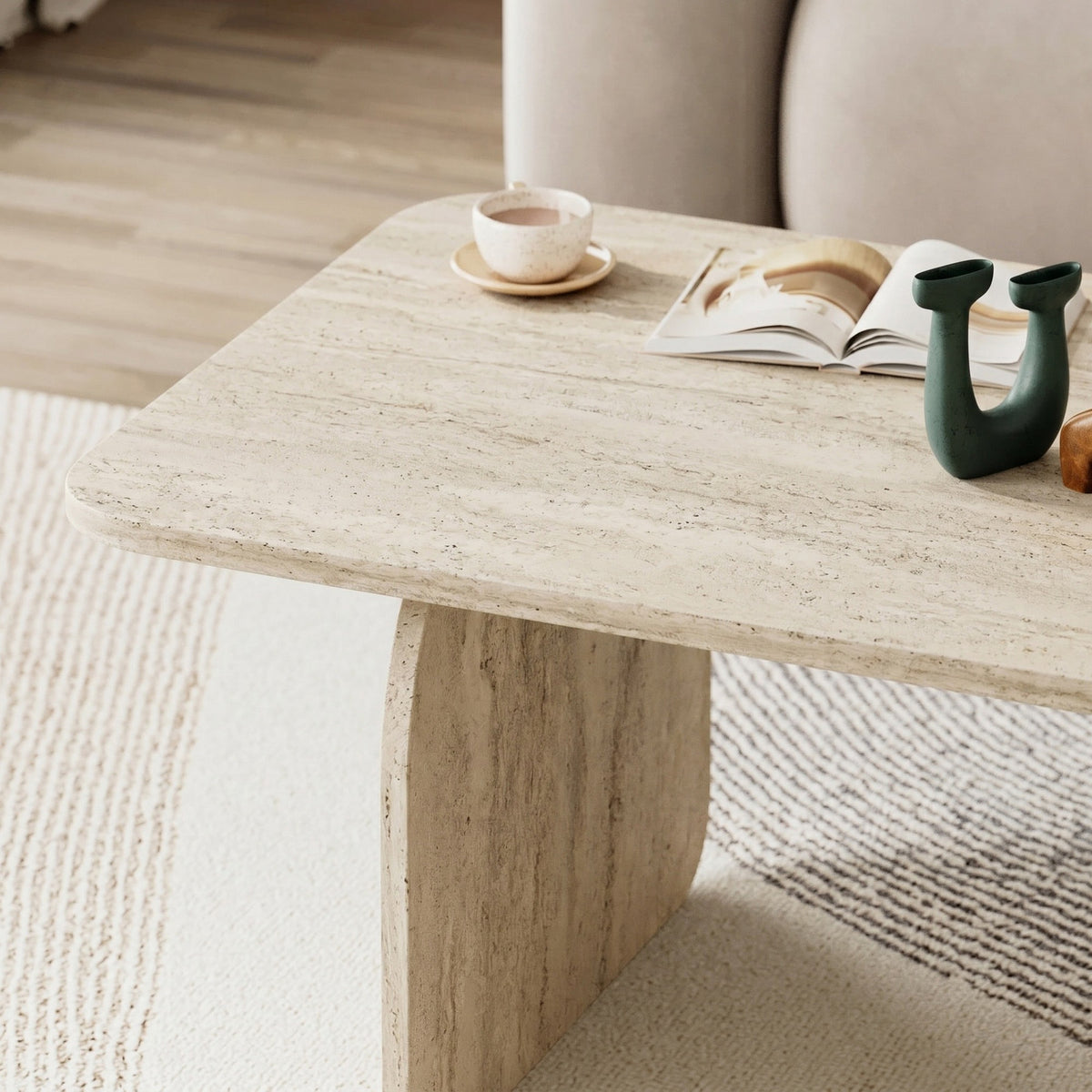 Couchtisch Pietra von Nordure in Travertinfarbe, rechteckige Tischplatte aus melaminbeschichteter Spanplatte, schlichte Form, Frontalansicht.