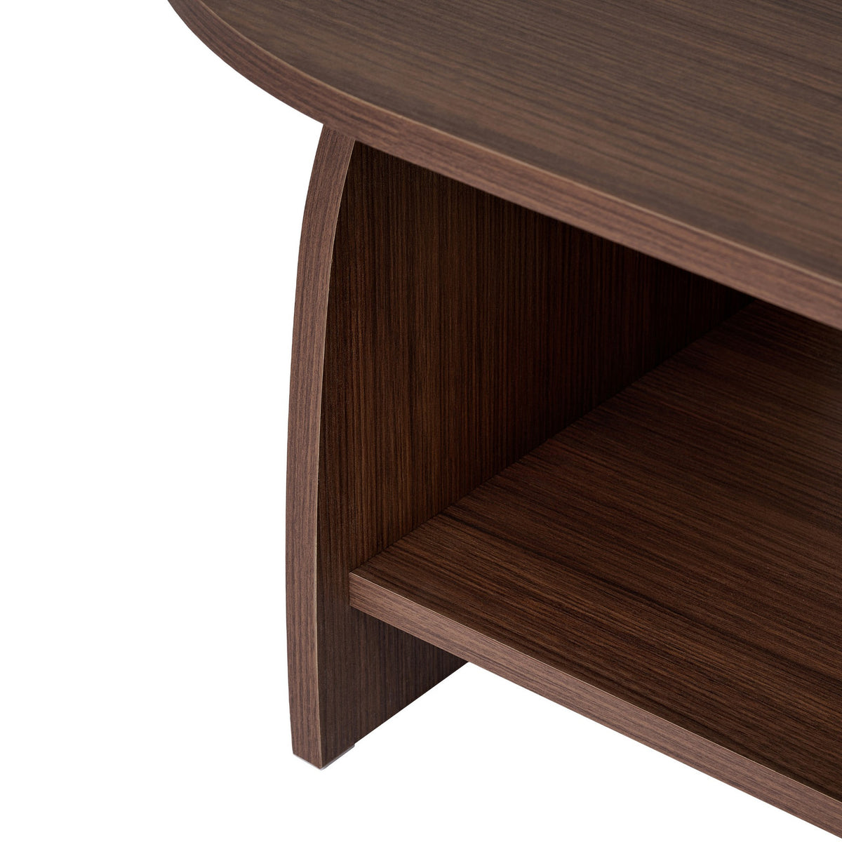 Rechteckiger Couchtisch in Nussbaum-Optik mit schlankem Design, Oberfläche aus melaminbeschichteter Spanplatte, freistehend im Wohnbereich.