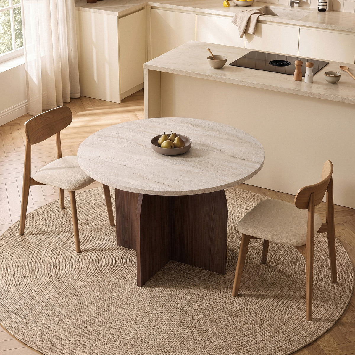 Runder Esstisch Bloom von Nordure in Travertin und Milano-Walnuss, melaminbeschichtete Spanplatte, Masse 110 x 110 x 75 cm.