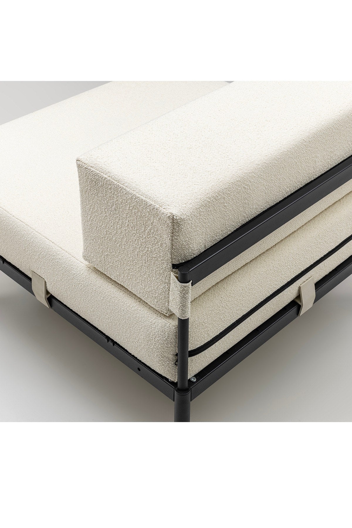 Einzelnes 1-Sitzer-Modul von Hanah Home in Schwarz und Creme, Bouclé-Stoff, Metallgestell mit schwarzen Metallbeinen, quadratische Sitzform.