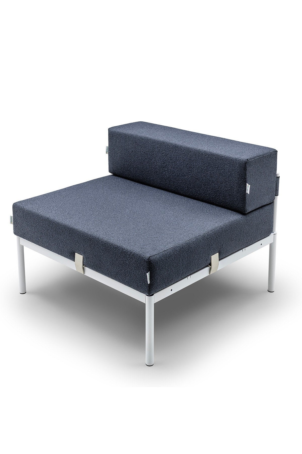 Einzelnes 1-Sitzer-Modul von Hanah Home in Weiss/Marineblau mit Bouclé-Stoff, Metallbeinen und gepolsterter Rückenlehne im Wohnzimmer.