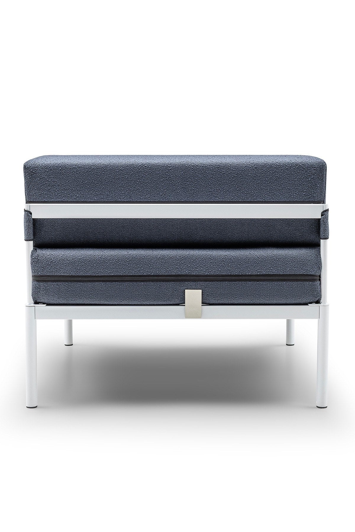 Einzelnes 1-Sitzer-Modul von Hanah Home in Weiss/Marineblau mit Bouclé-Stoff, Metallbeinen und gepolsterter Rückenlehne im Wohnzimmer.