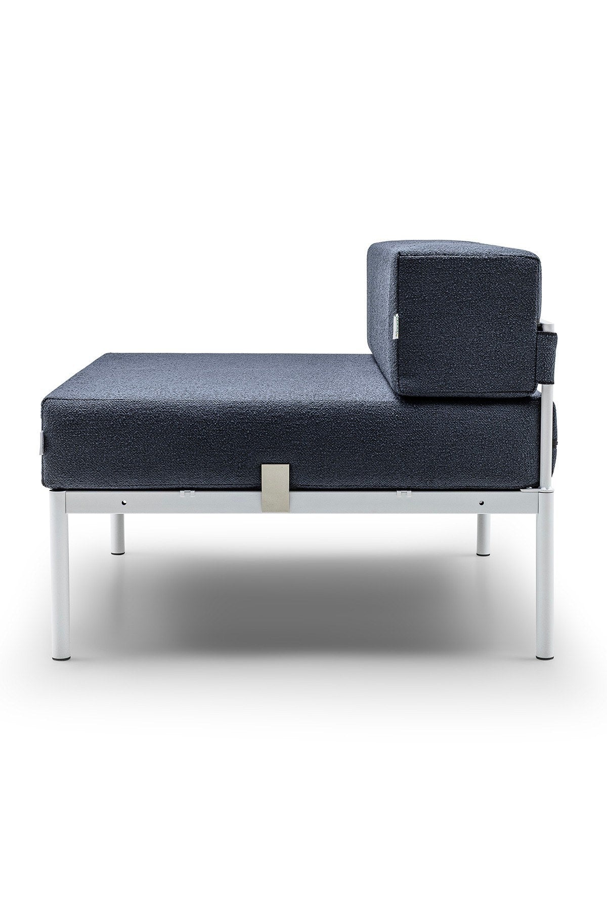 Einzelnes 1-Sitzer-Modul von Hanah Home in Weiss/Marineblau mit Bouclé-Stoff, Metallbeinen und gepolsterter Rückenlehne im Wohnzimmer.