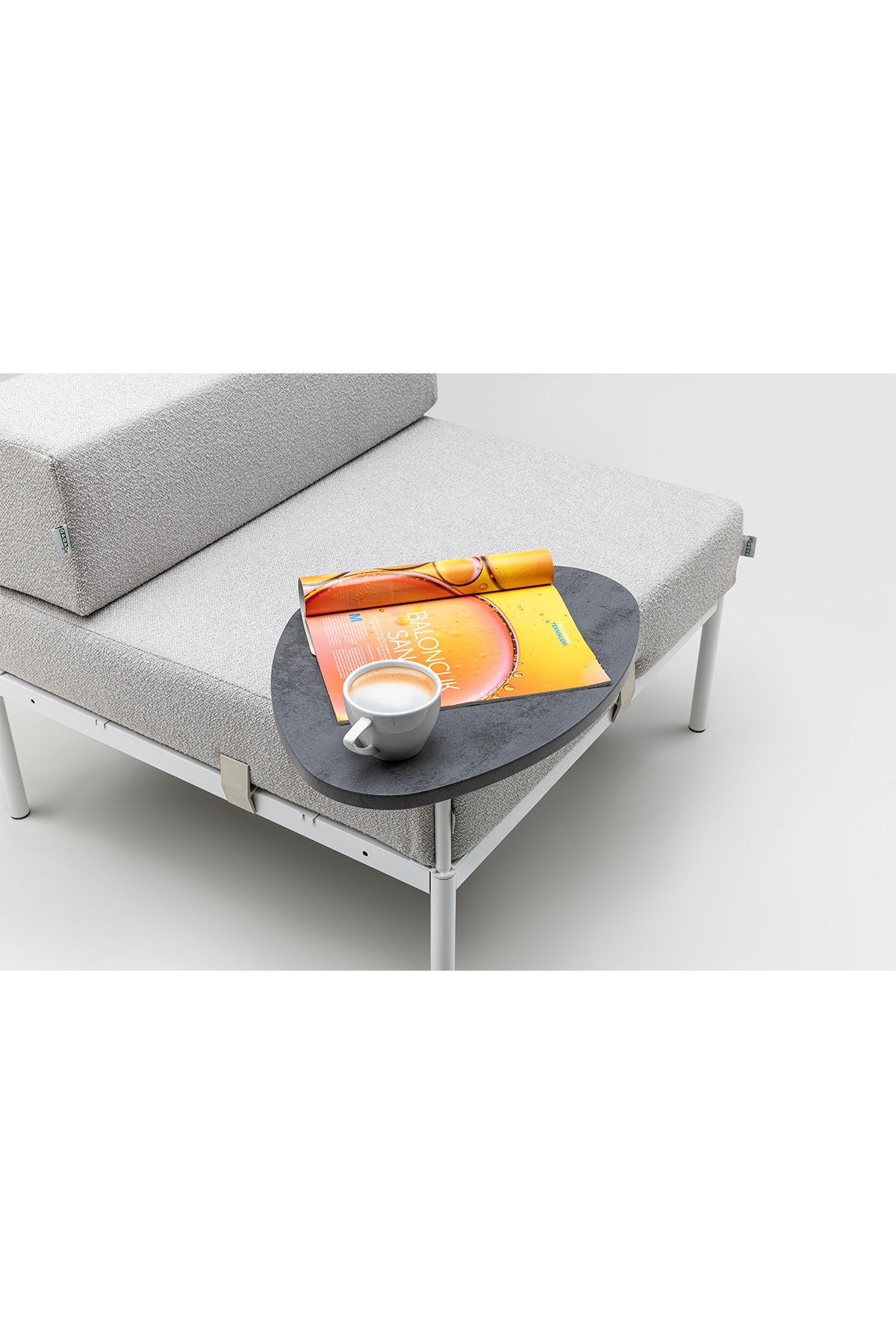 Einzelnes Sofa-Modul mit Beistelltisch in Weiss/Grau, Bouclé-Stoff, Metallbeine, gepolsterte Sitzfläche und Rückenlehne aus Flex-Schaumstoff.