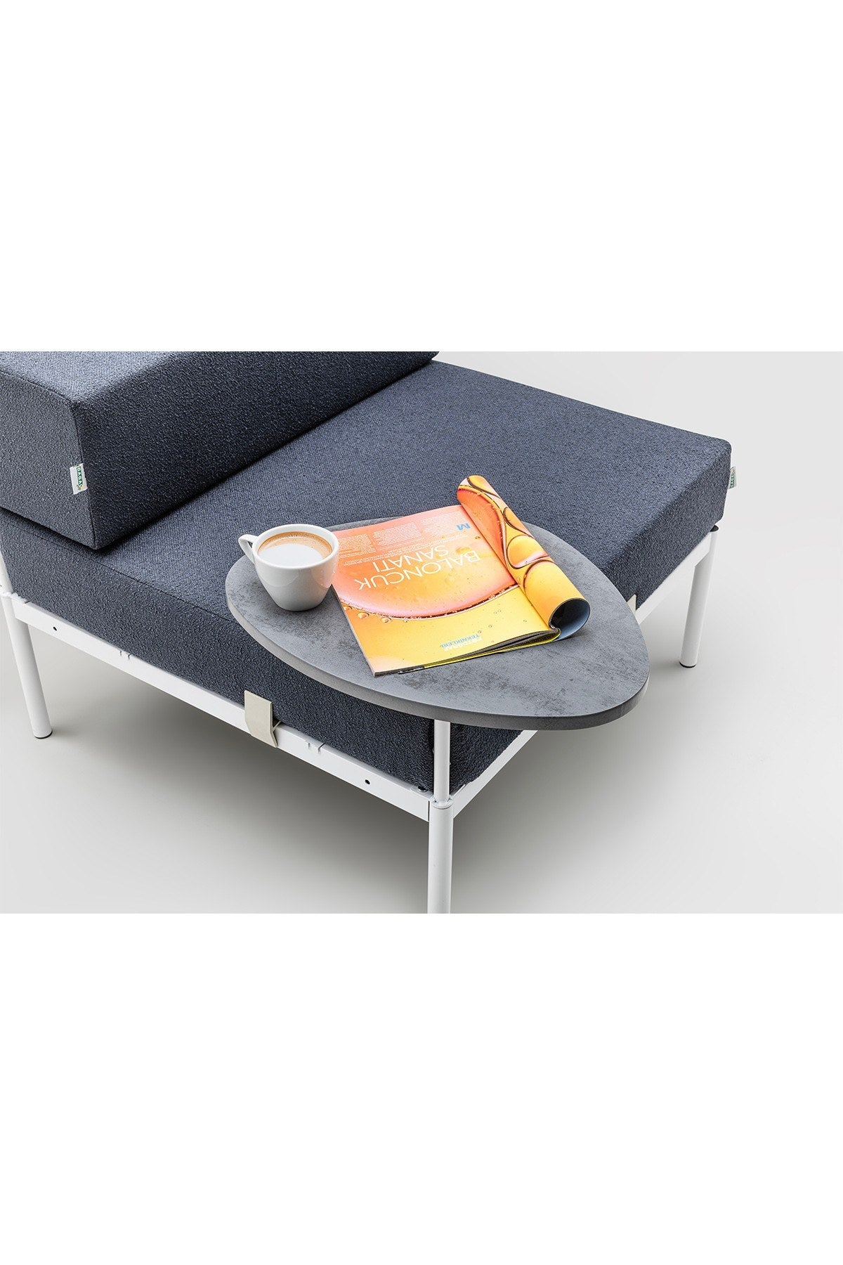 Foto eines 1-Sitzer-Sofamoduls von Hanah Home in Weiss und Marineblau mit Bouclé-Stoffbezug, Metallbeinen und gepolsterter Rückenlehne.