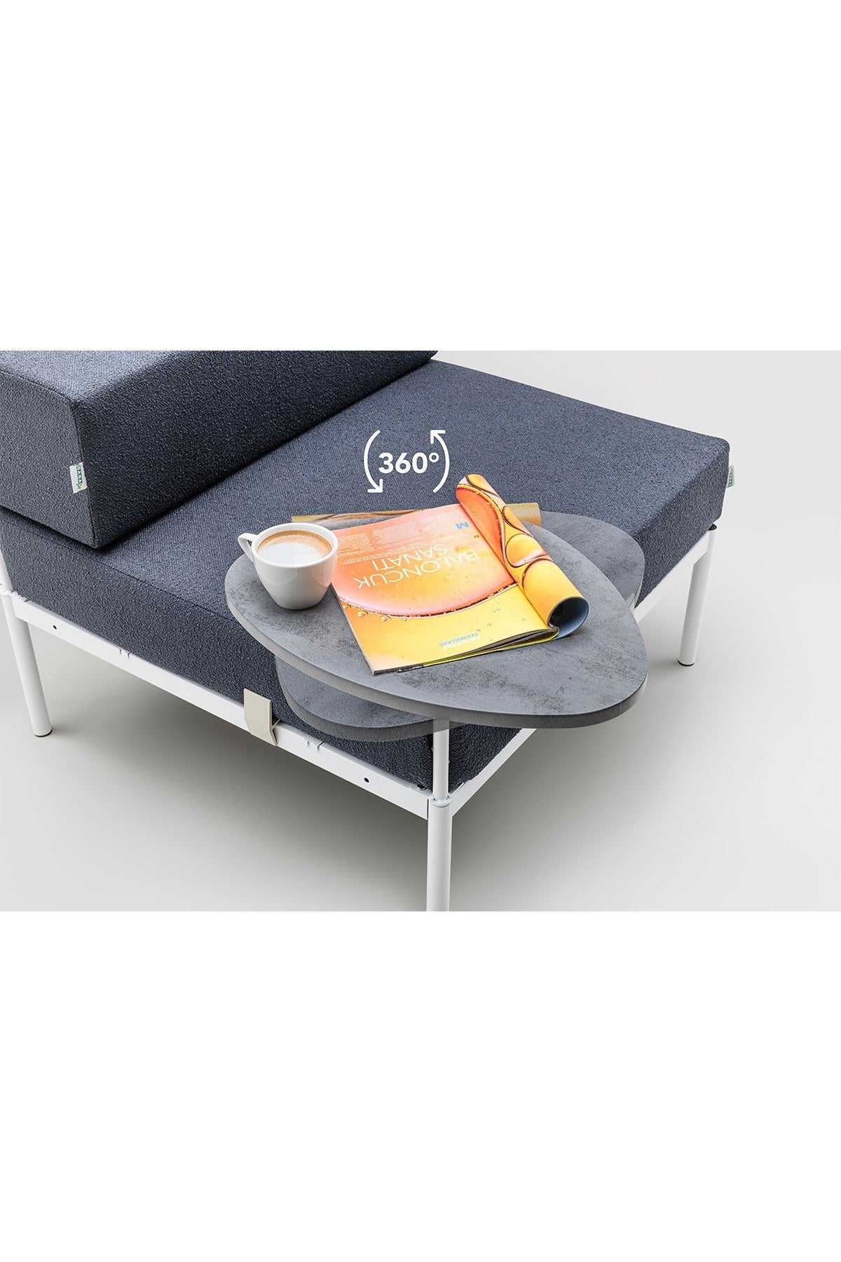 Foto eines 1-Sitzer-Sofamoduls von Hanah Home in Weiss und Marineblau mit Bouclé-Stoffbezug, Metallbeinen und gepolsterter Rückenlehne.