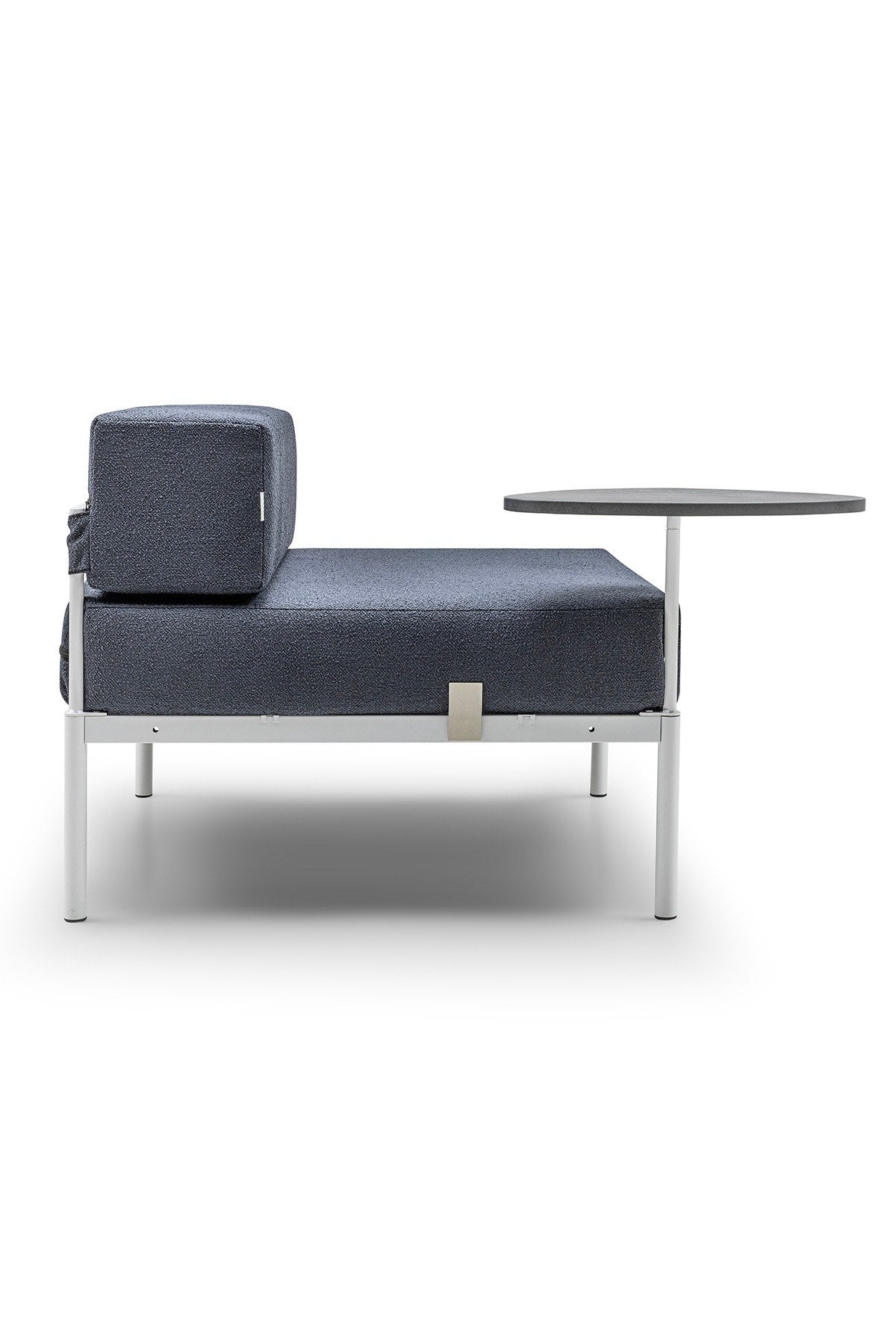 Foto eines 1-Sitzer-Sofamoduls von Hanah Home in Weiss und Marineblau mit Bouclé-Stoffbezug, Metallbeinen und gepolsterter Rückenlehne.