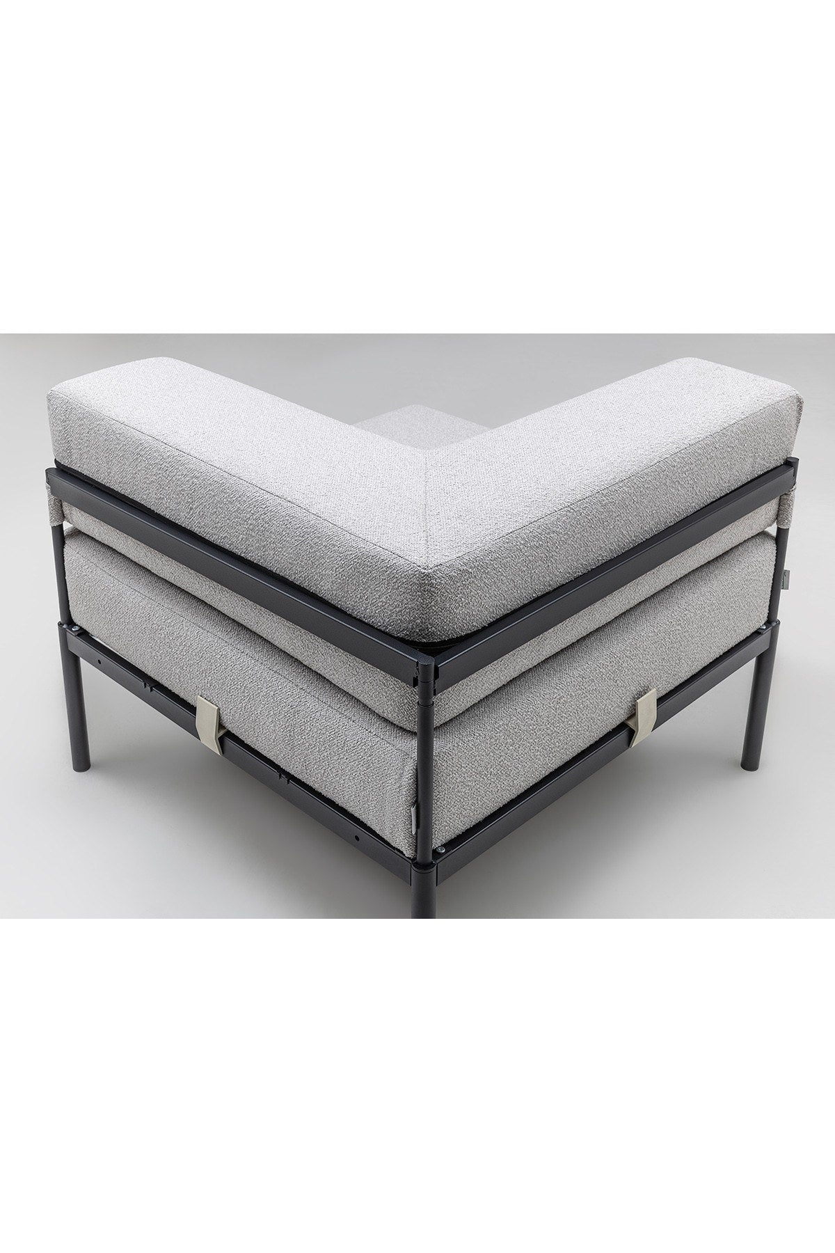 Eckmodul in Schwarz/Grau von Hanah Home mit Bouclé-Stoff-Bezug, Metallbeinen und gepolsterter Sitzfläche für ein Ecksofa.