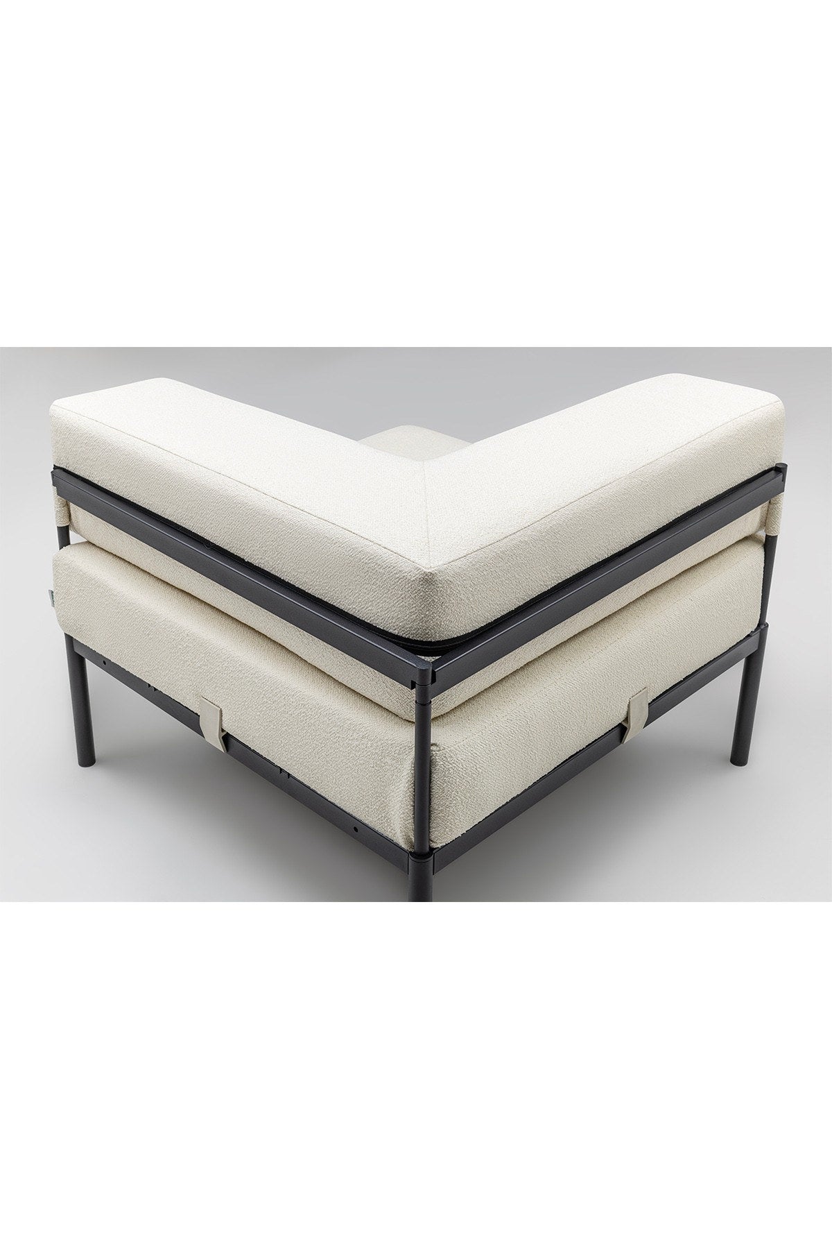 Eckmodul in Schwarz und Creme von Hanah Home mit Bouclé-Stoff, Metallgestell und verstellbarer Rückenlehne, Seitenansicht des Sitzmöbels.