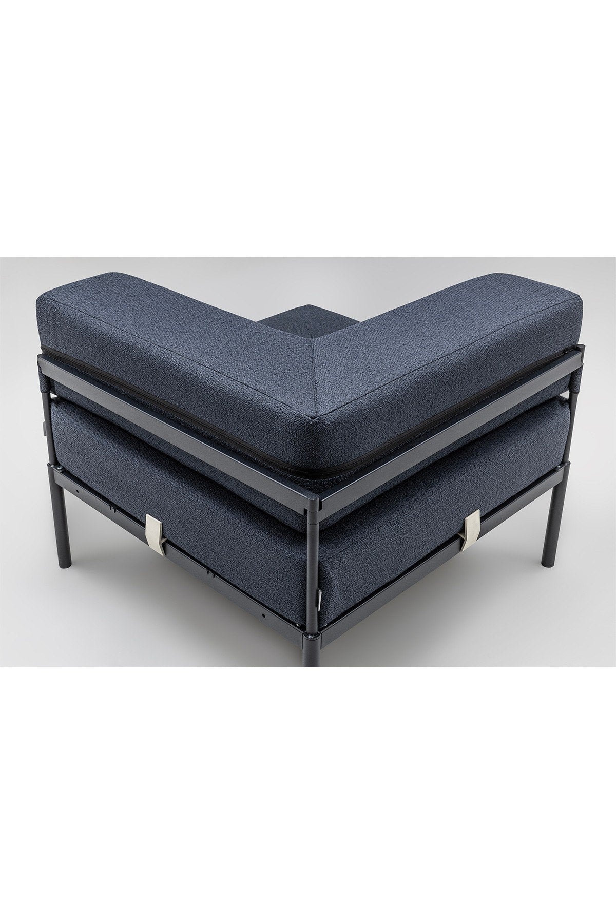 Eckmodul in Schwarz und Marineblau mit Bouclé-Stoff, Metallbeinen und gepolsterter, verstellbarer Rückenlehne, Frontalansicht.