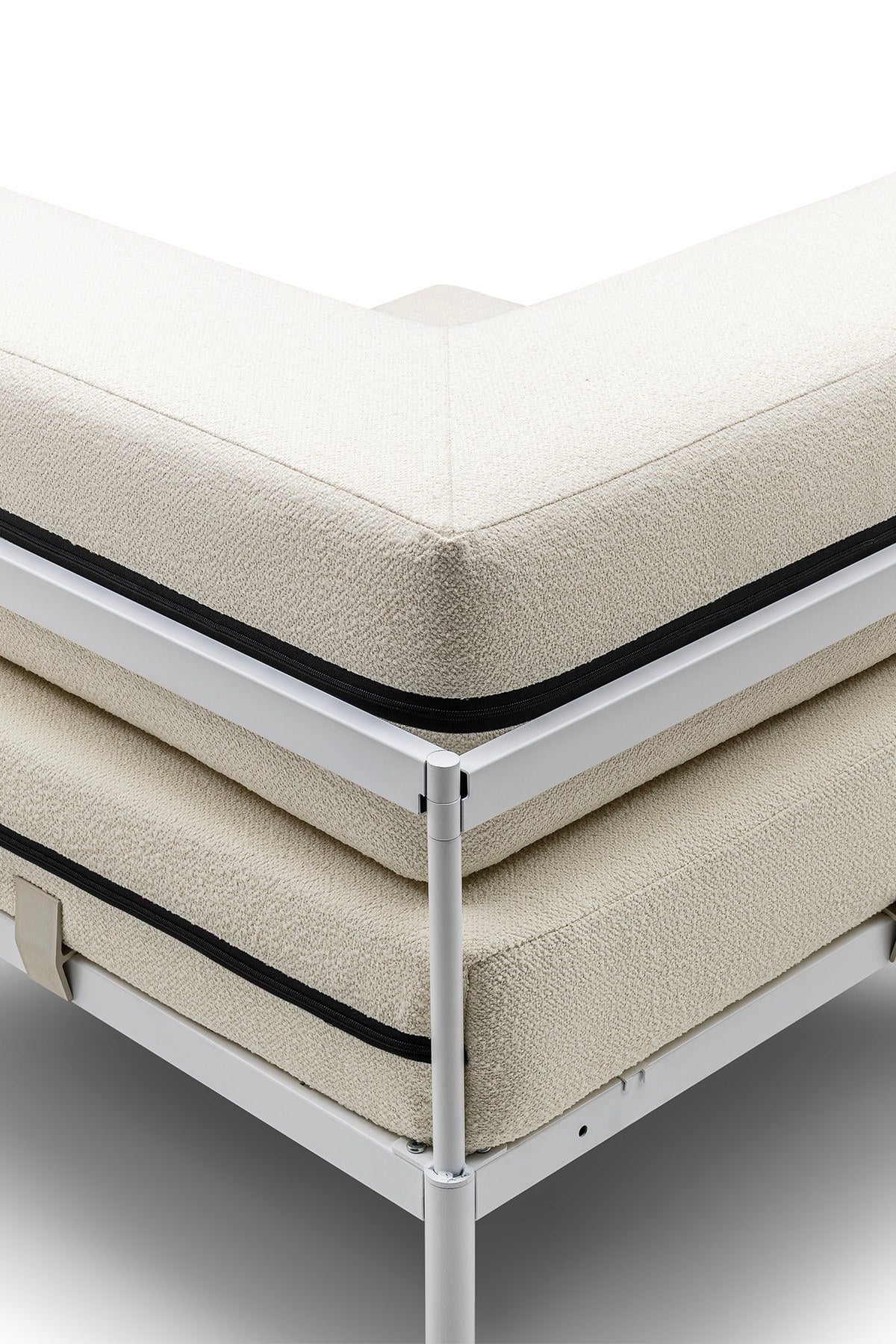 Eckmodul in Weiss/Creme von Hanah Home mit Bouclé-Stoff, Metallbeinen und verstellbarer Rückenlehne, Sitzfläche in Eckform.