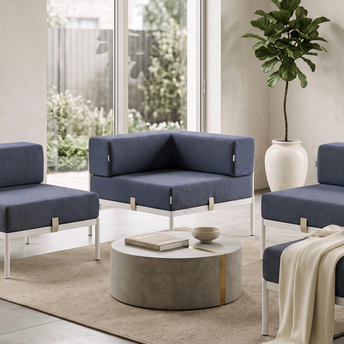 Eckmodul in Weiss und Marineblau von Hanah Home mit Bouclé-Stoff-Bezug, Metallbeinen und verstellbarer Rückenlehne, Frontalansicht.