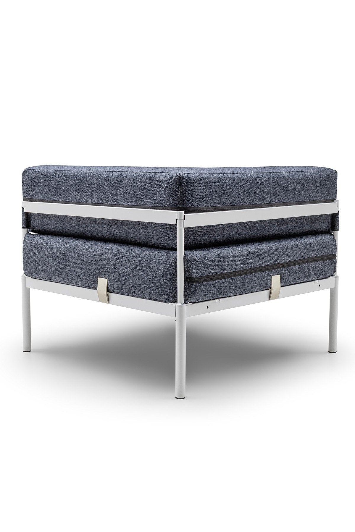Eckmodul in Weiss und Marineblau von Hanah Home mit Bouclé-Stoff-Bezug, Metallbeinen und verstellbarer Rückenlehne, Frontalansicht.