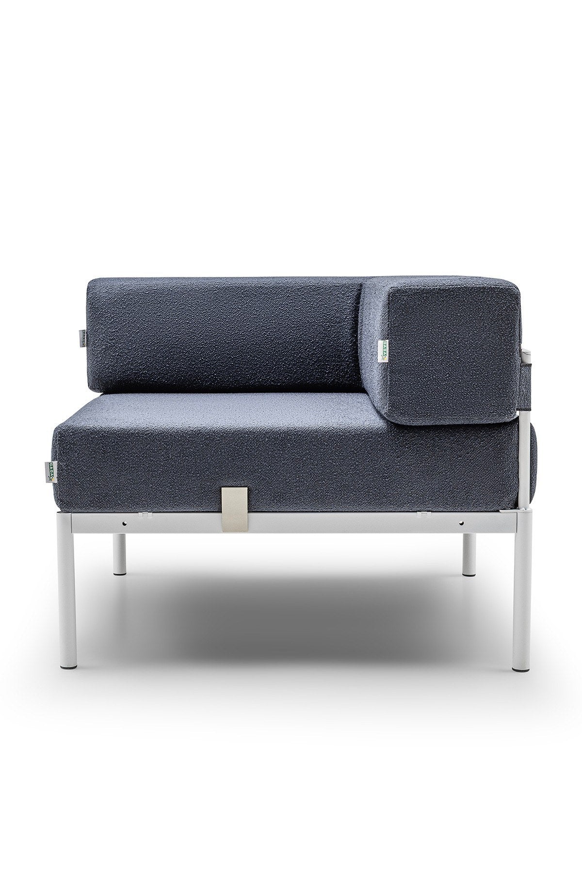 Eckmodul in Weiss und Marineblau von Hanah Home mit Bouclé-Stoff-Bezug, Metallbeinen und verstellbarer Rückenlehne, Frontalansicht.
