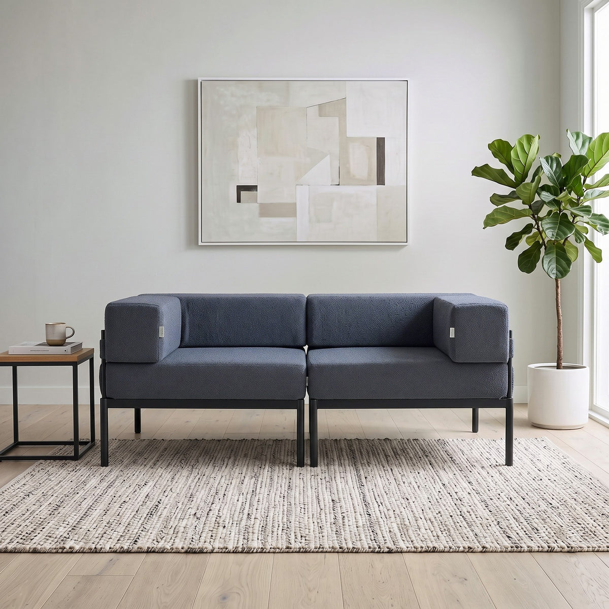 2-Sitzer-Sofa mit Metallgestell, Bouclé-Stoffbezug in Schwarz und Marineblau, Metallbeine, abnehmbare Sitzkissen, Frontalansicht.
