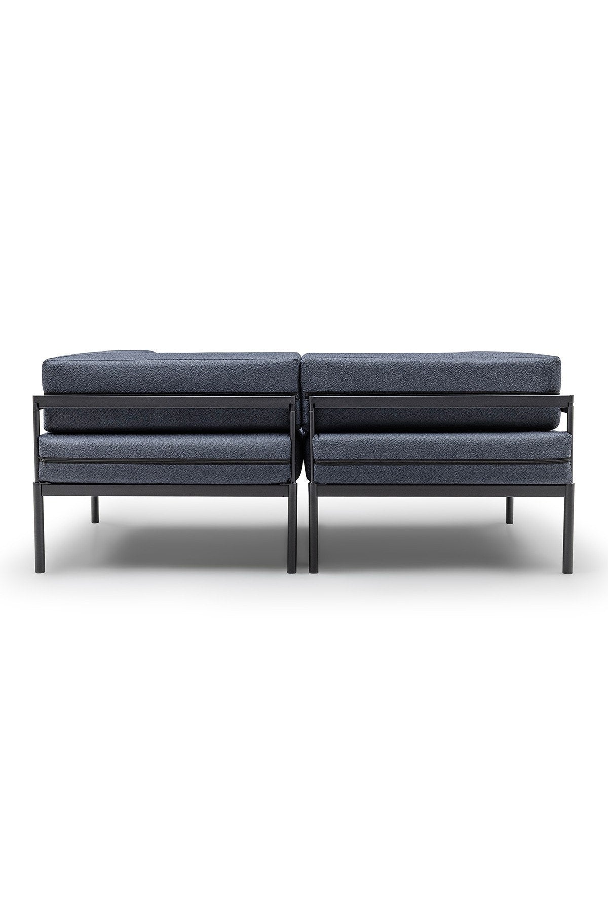 2-Sitzer-Sofa mit Metallgestell, Bouclé-Stoffbezug in Schwarz und Marineblau, Metallbeine, abnehmbare Sitzkissen, Frontalansicht.
