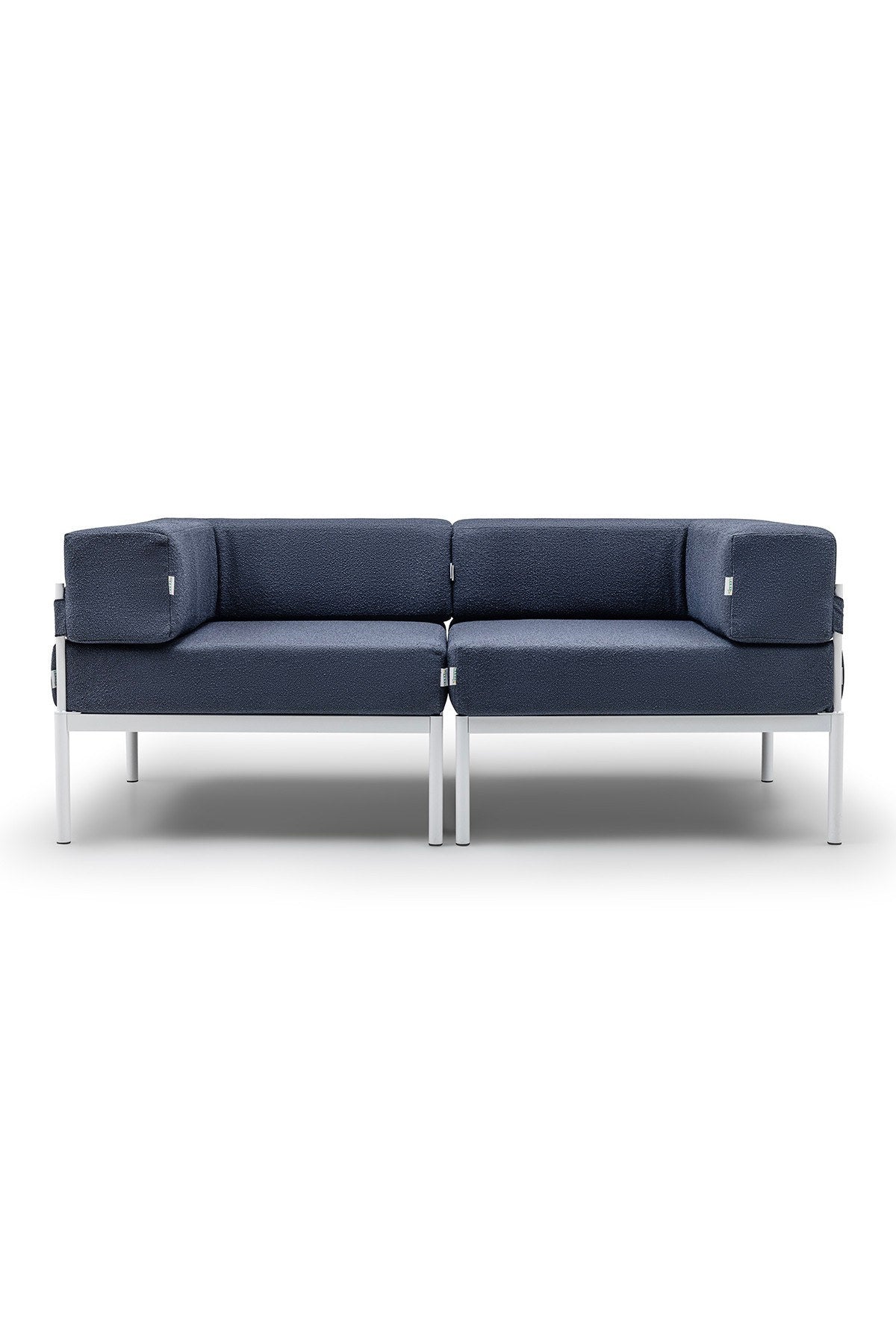 Zweisitzer-Sofa in Weiss und Marineblau mit Bouclé-Stoff, Metallgestell und schlanken Metallbeinen, mit abnehmbaren Sitzkissen, Frontalansicht.
