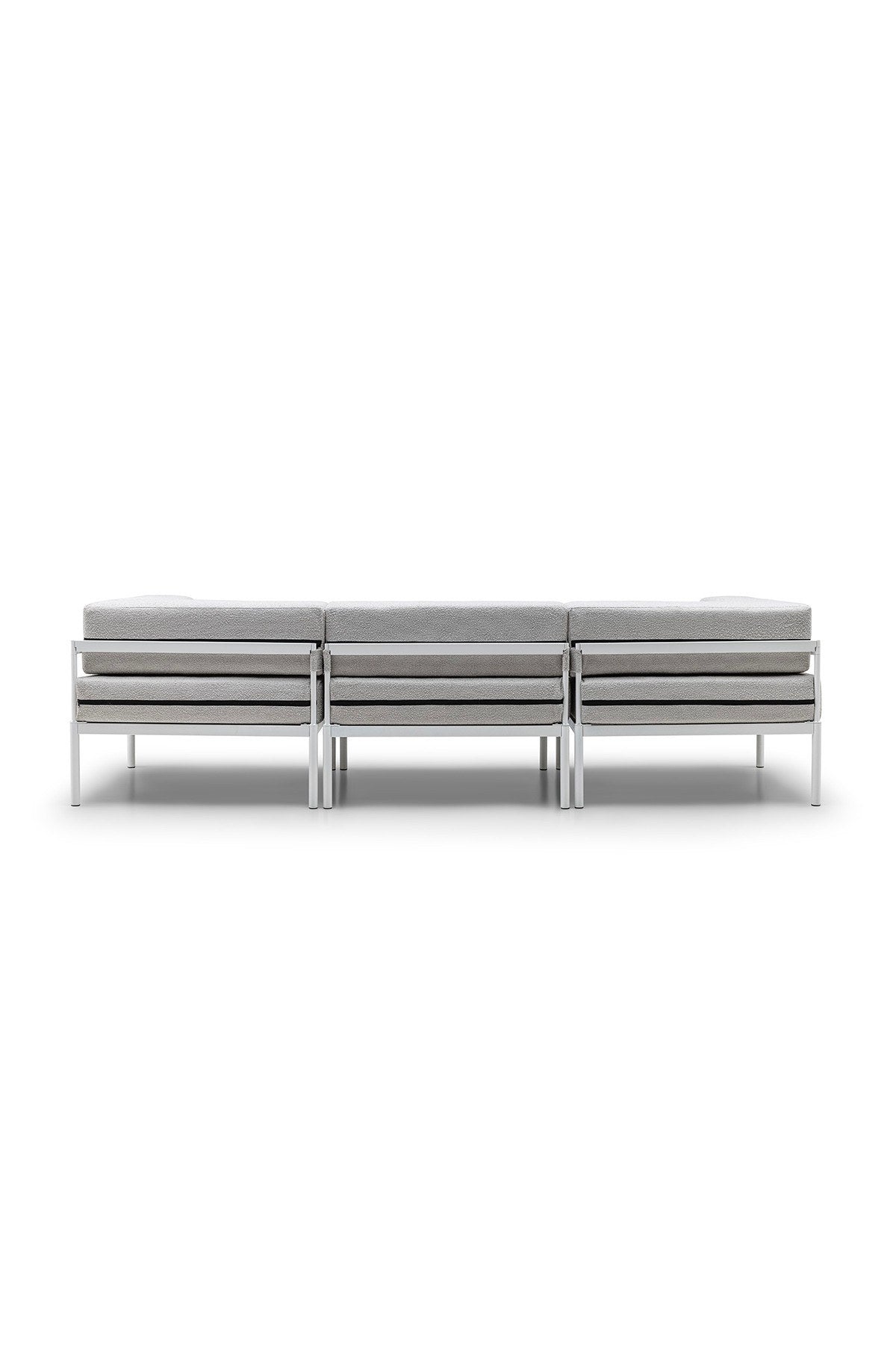 3-Sitzer-Sofa in Weiss/Grau mit Bouclé-Stoffbezug, Metallgestell und Metallbeinen, breite Sitzfläche mit gepolsterten Kissen, moderne Form.