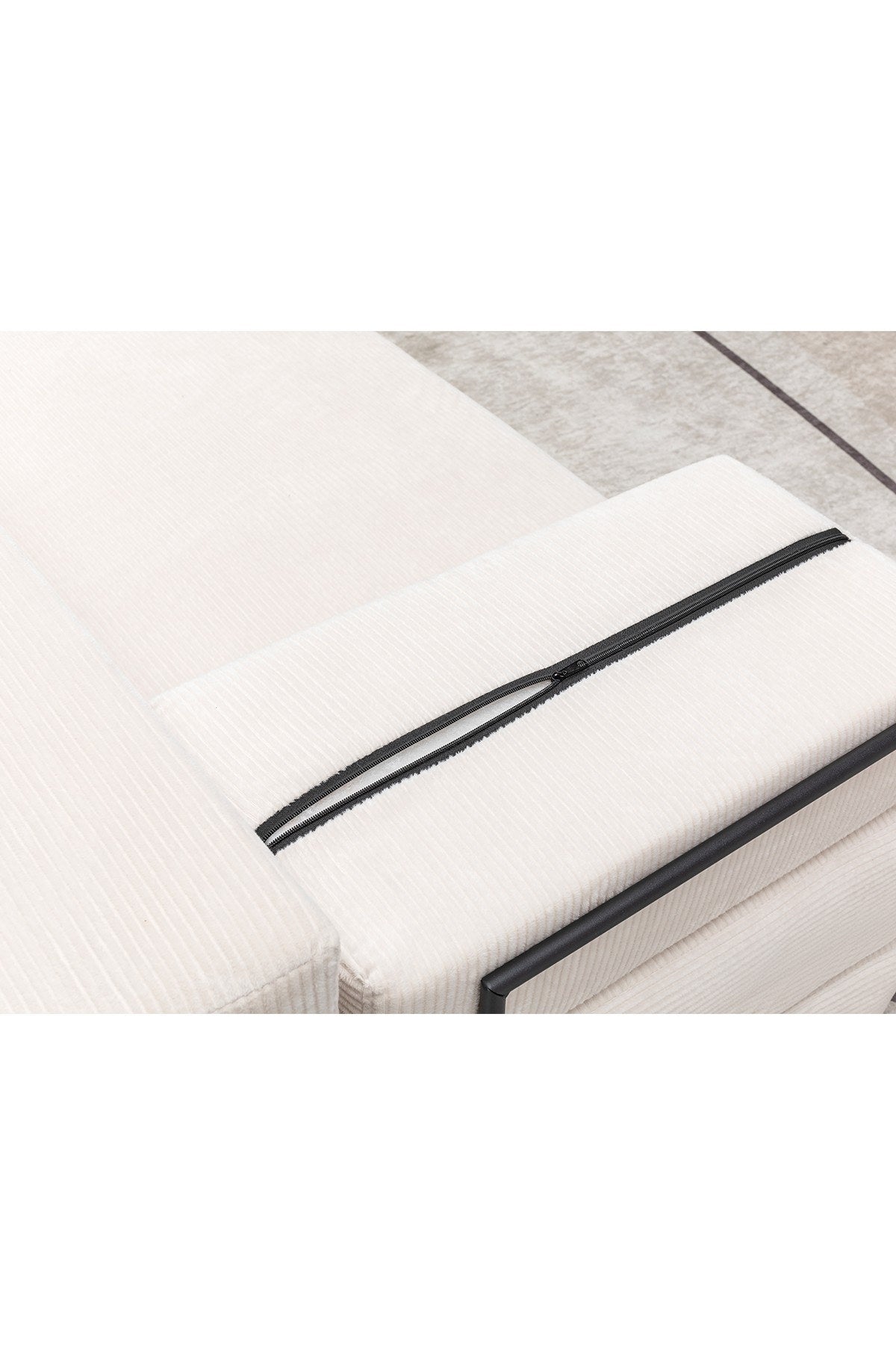 3-Sitzer-Schlafsofa in Beige von Hanah Home mit Bezug aus Venom Samt, gepolsterten Armlehnen und verstellbarer Rückenlehne.