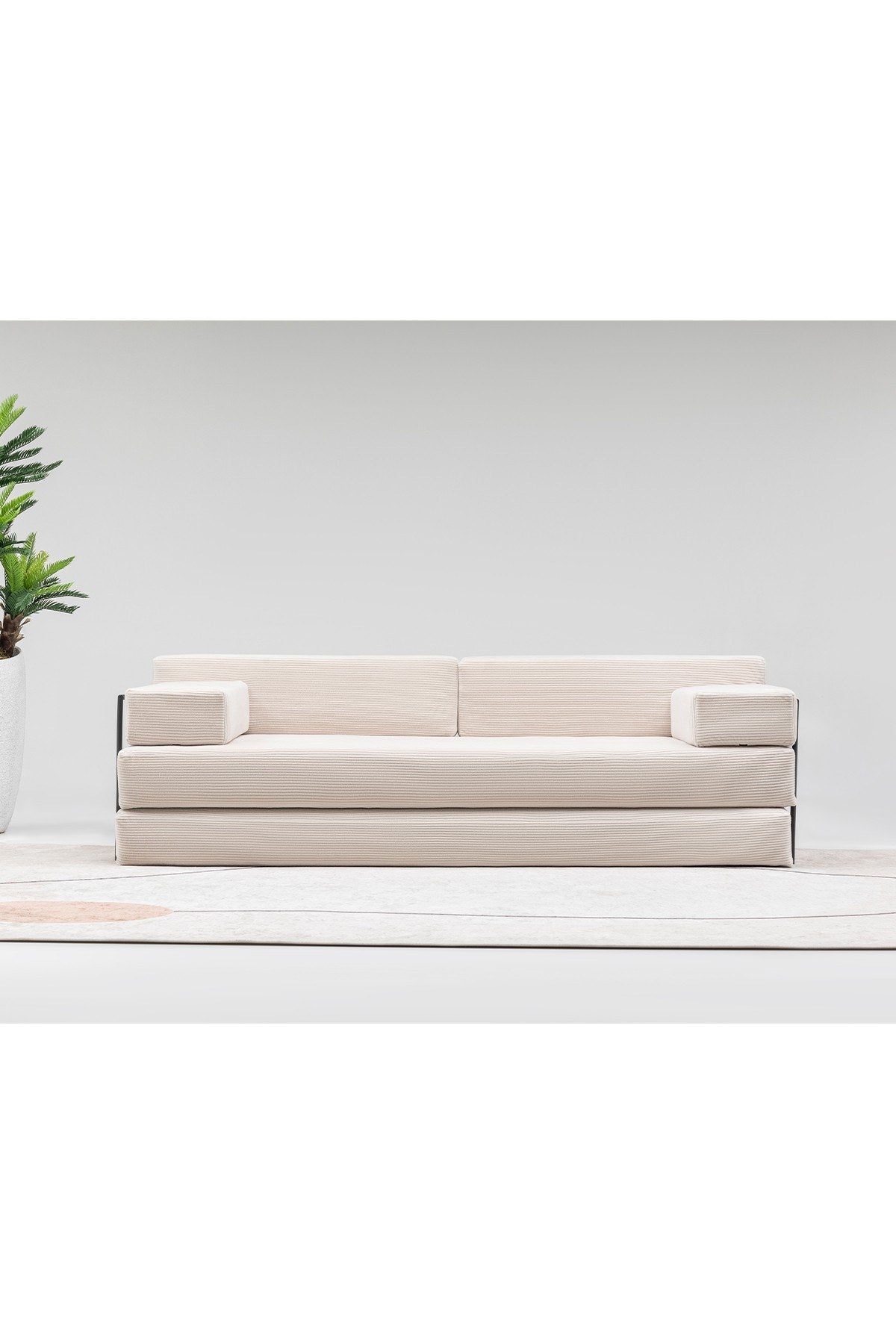 3-Sitzer-Schlafsofa in Beige von Hanah Home mit Bezug aus Venom Samt, gepolsterten Armlehnen und verstellbarer Rückenlehne.