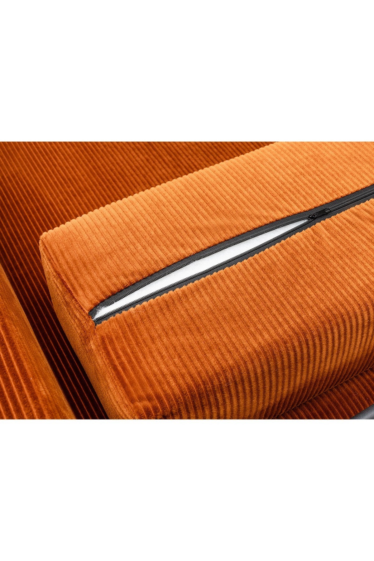 Ziegelrotes 3-Sitzer-Schlafsofa von Hanah Home aus Venom Samt, mit gepolsterter Sitzfläche, Armlehnen und verstellbarer Rückenlehne.