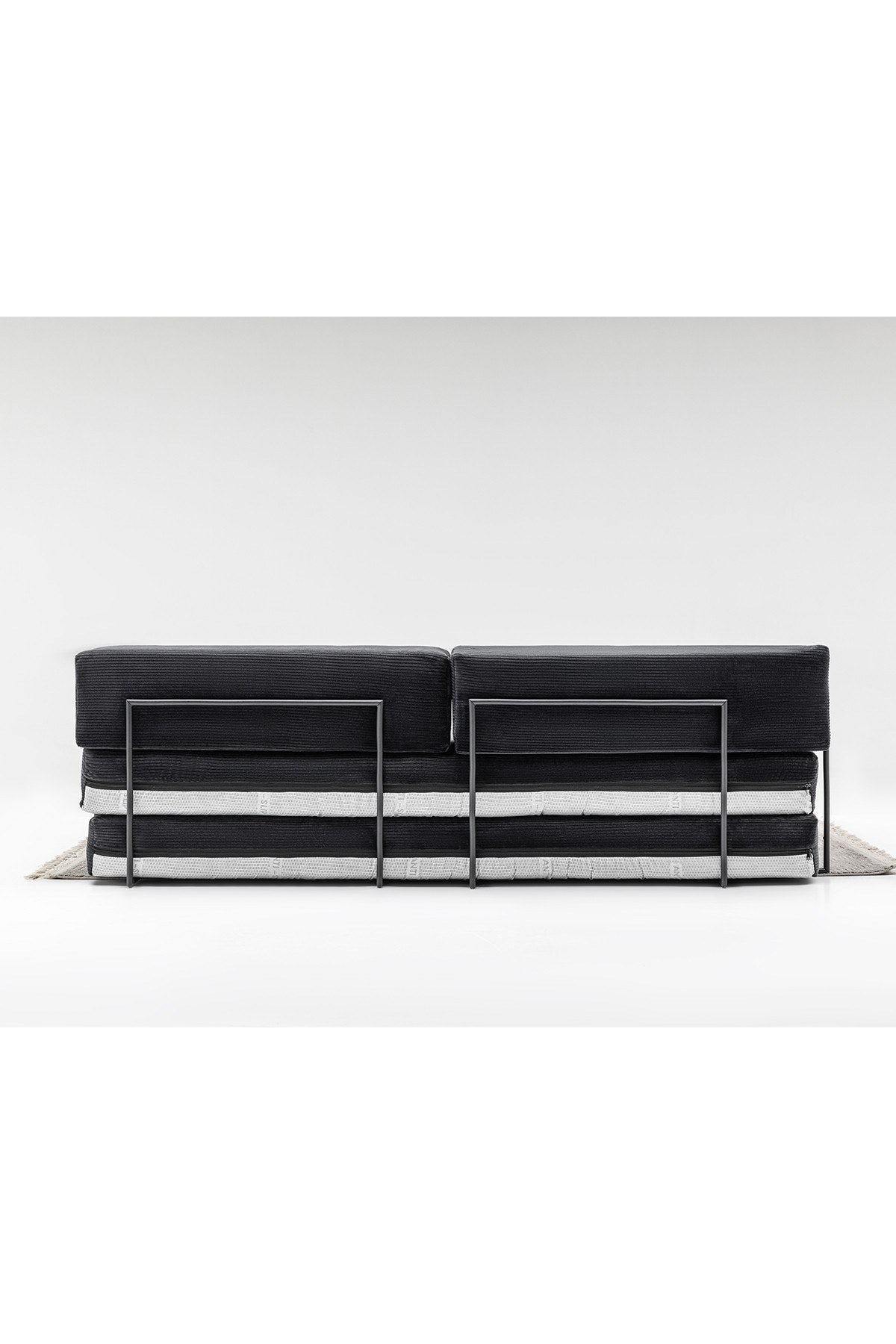 3-Sitzer-Schlafsofa in Anthrazit aus Venom Samt mit geraden Armlehnen, verstellbarer Rückenlehne und abnehmbaren Sitzkissen im Wohnraum.
