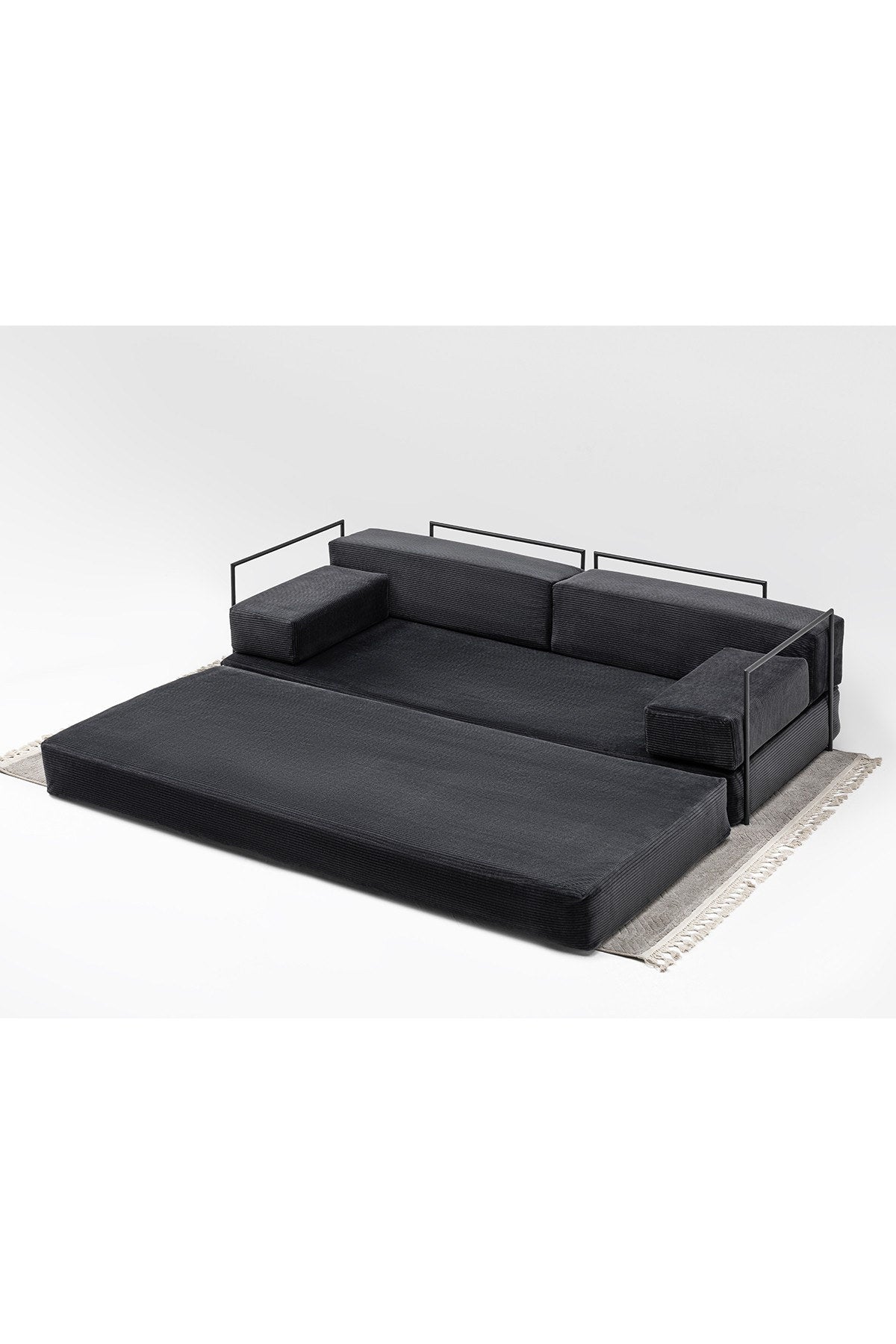 3-Sitzer-Schlafsofa in Anthrazit aus Venom Samt mit geraden Armlehnen, verstellbarer Rückenlehne und abnehmbaren Sitzkissen im Wohnraum.