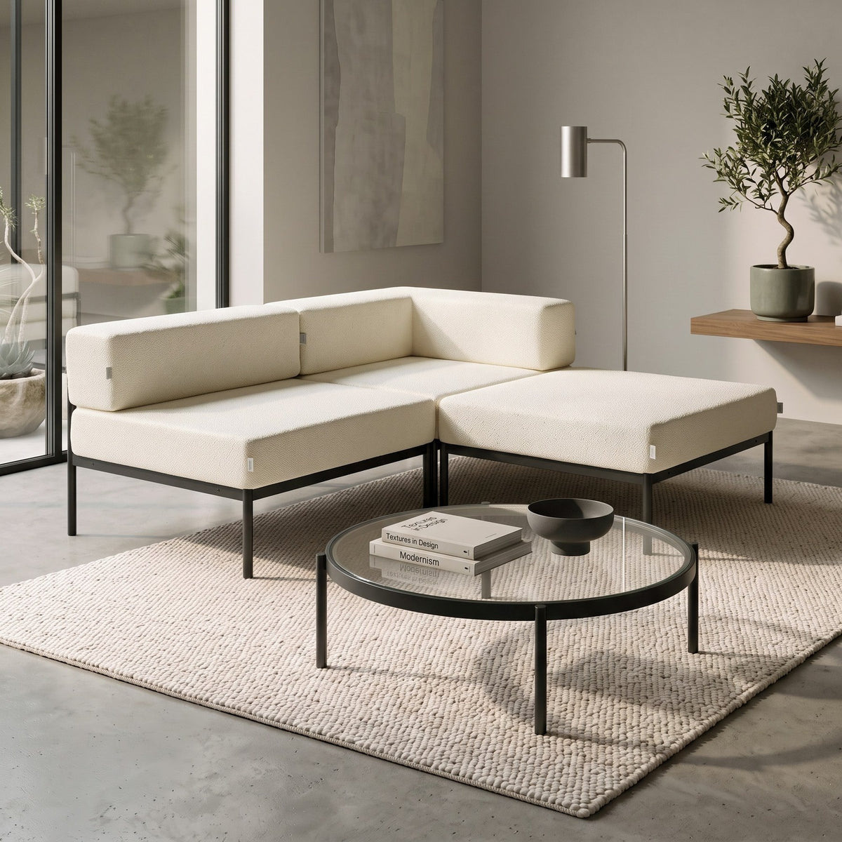 Ecksofa in Schwarz und Creme mit Bouclé-Stoff, Metallgestell und Metallbeinen, abnehmbare Sitzkissen, Grösse 180 x 180 cm.